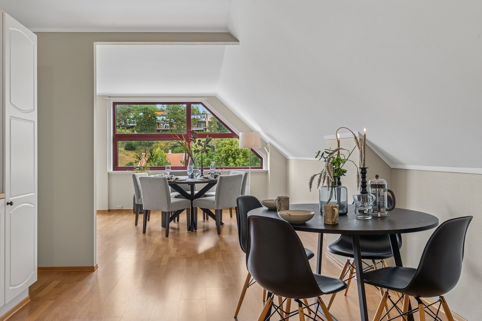 Leiligheten er enkel å møblere med flere soner for møblering - kjøkkenmøbler, spisetuemøbler og stor sofagruppe Galleribilde