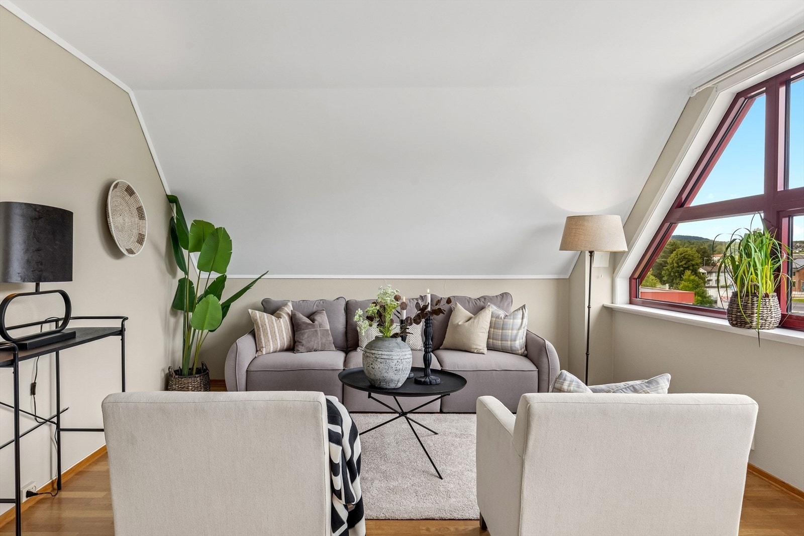 Stuen er hjertet i leiligheten, et rom som inviterer til både avslapning og hyggelige stunder med familie og venner. Galleribilde