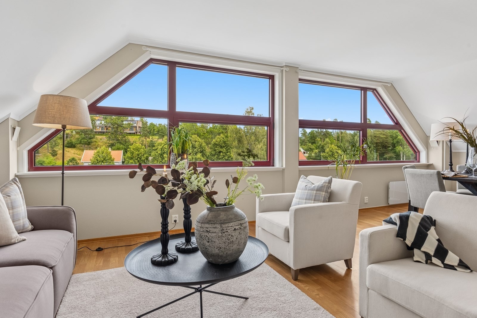 Med sin åpne planløsning og romslige størrelse gir stuen store muligheter for å skape både en koselig sofakrok og en innbydende spiseplass. Galleribilde