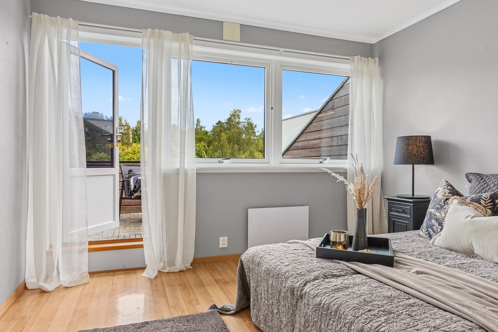 Fra hovedsoverommet er det direkte utgang til en av leilighetens fineste kvaliteter, en lun og romslig balkong. I himlingen i soverommet er det loftsluke til et lagringsloft for denne seksjonen Galleribilde