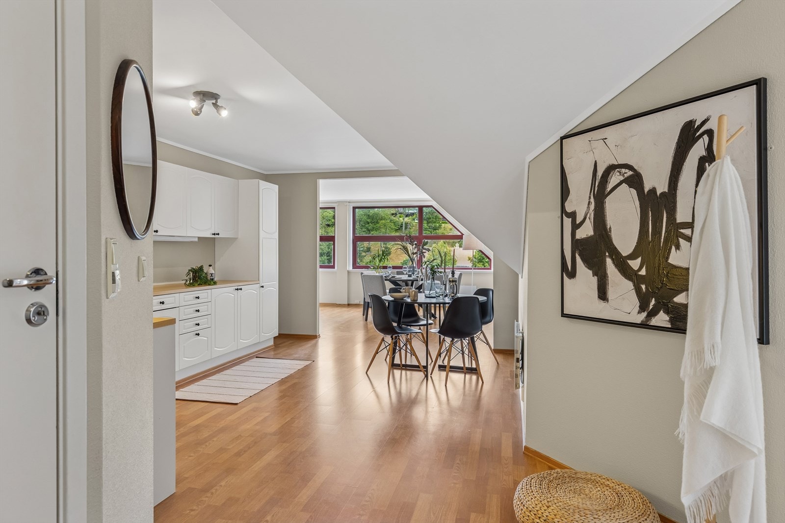 Leiligheten har adkomst både via trapp og heis til inngangsplanet i byggets 3. etasje. Nye gulv og nymalte flater etter at foto er tatt Galleribilde