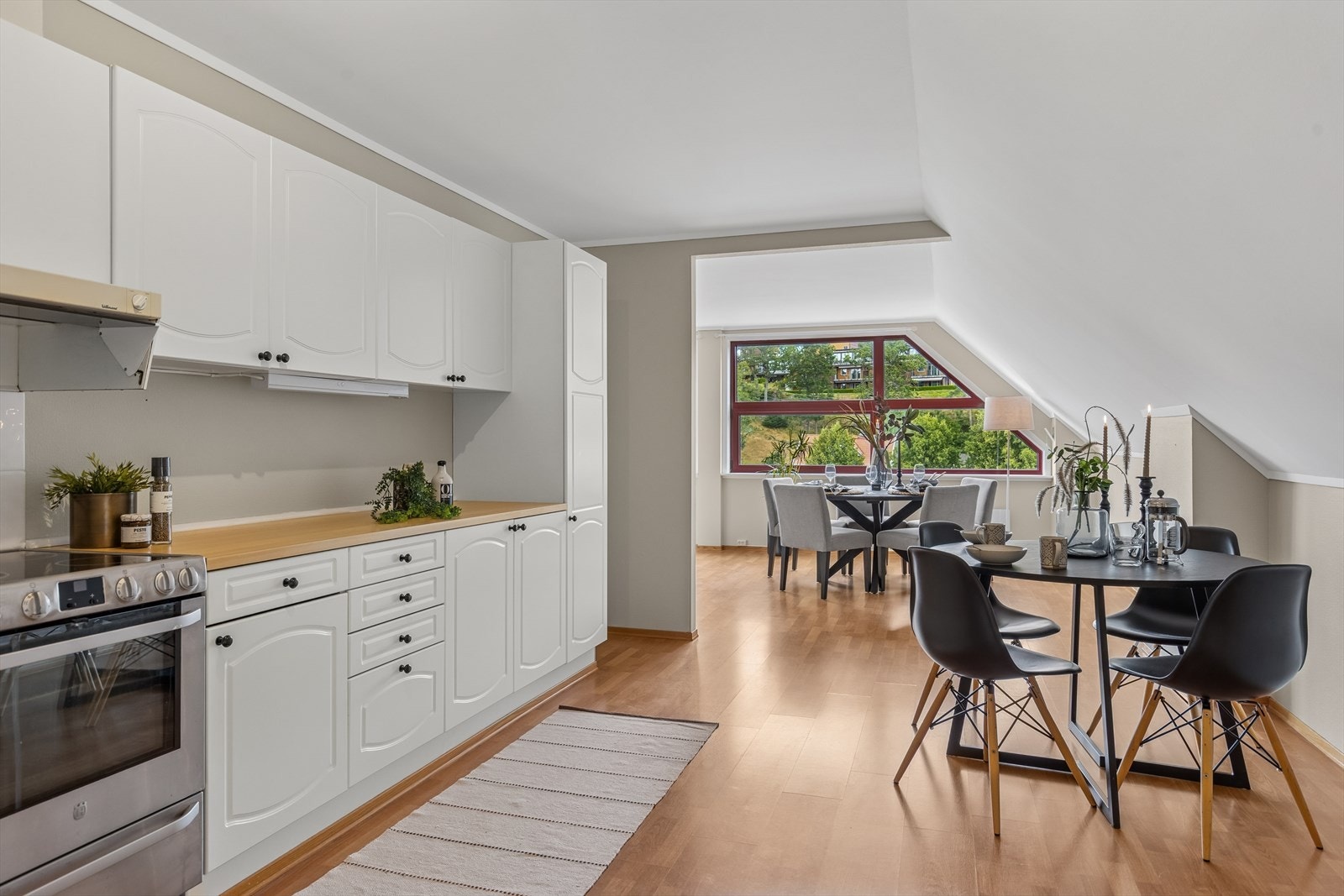 Ved kjøkkenet er det plass til spisebord, noe som skaper et sosialt og innbydende rom hvor matlaging og samvær flyter naturlig sammen. Galleribilde