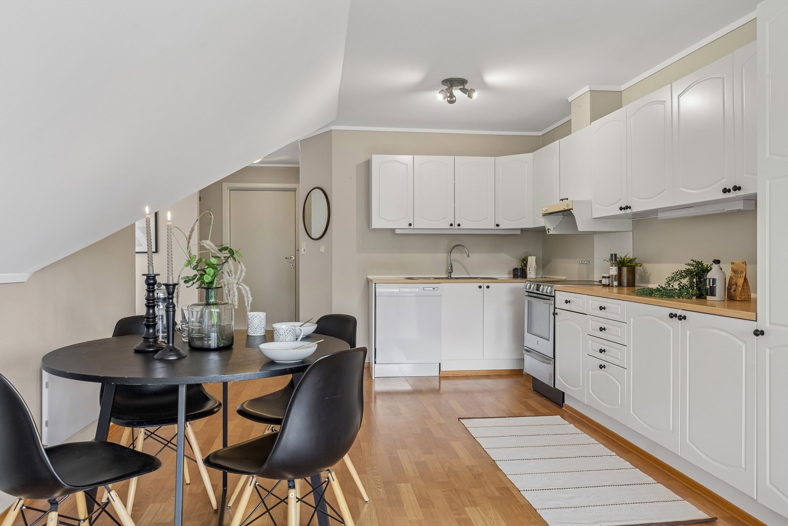 Det lyse og pene kjøkkenet ligger i delvis åpen løsning mot stuen. Galleribilde