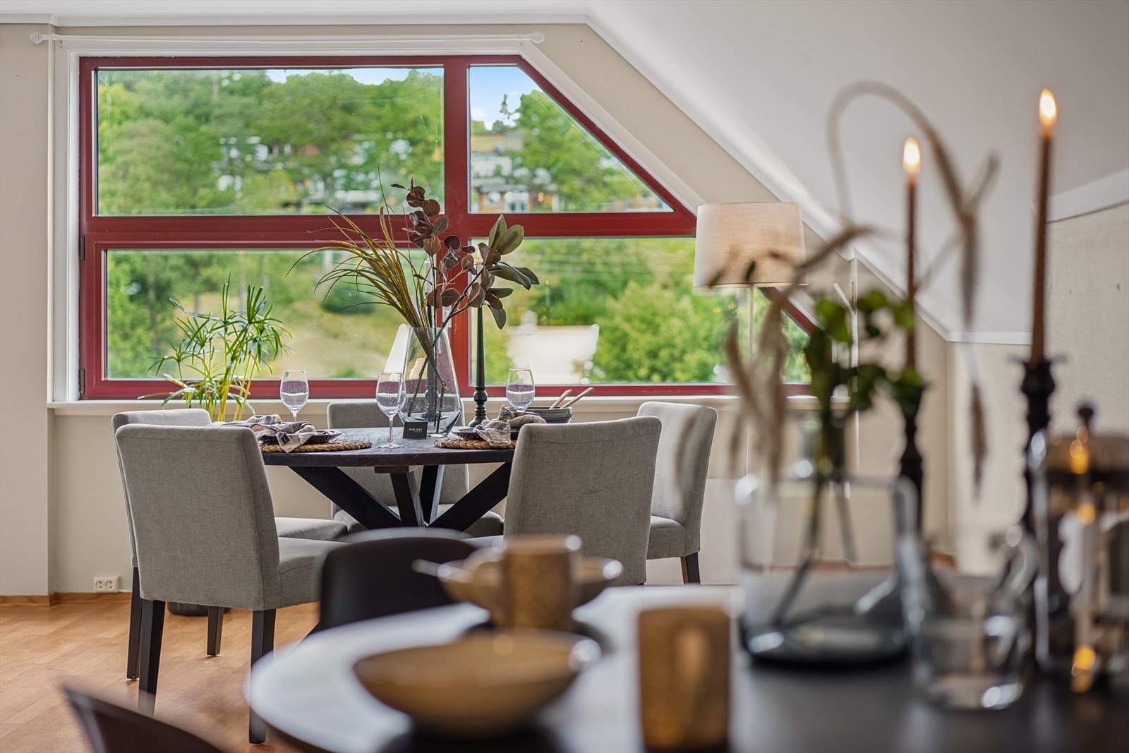 Etter at foto ble tatt er det lagt nytt gulv og gulvlister i stue, kjøkken og gang i 2025, helsparklet, tapetsert og malt vegger i stue, kjøkken og gang samt malt himlinger i de samme rommene. Galleribilde