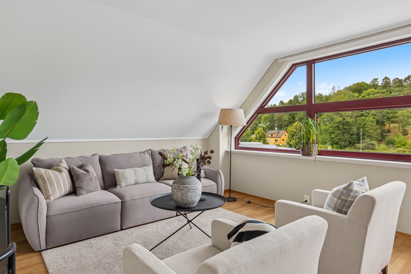 Beliggenheten kan nesten ikke bli bedre på Andebu - midt i sentrum, med butikk i første etasje og busstopp like ved. Nymalte himlinger, helsparklede og tapetserte vegger i stue, kjøkken og gang, nye gulv i de samme rommene Galleribilde