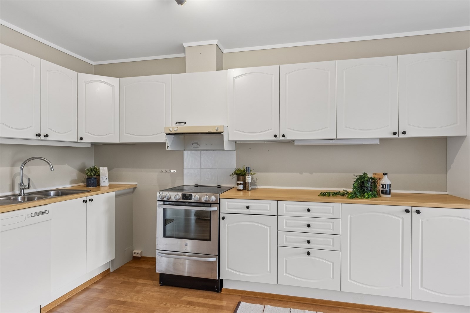 Det er opplegg for oppvaskmaskin, og rommet har ventilator med utlufting. Galleribilde