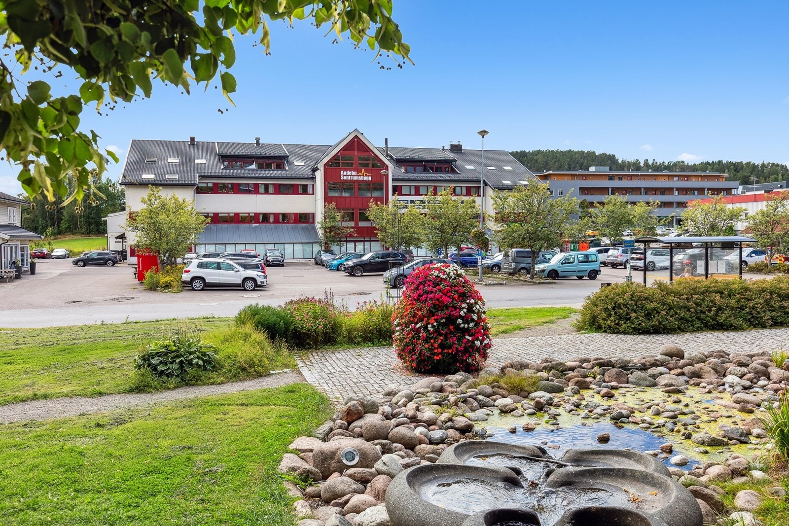 Busstoppet Andebu ligger like ved og gir enkel tilgang til kollektivtransport. Galleribilde