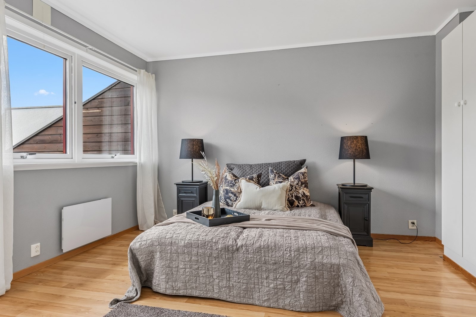 Hovedsoverommet er romslig og delikat, med vegger malt i en rolig og behagelig farge som skaper en avslappende atmosfære. Galleribilde