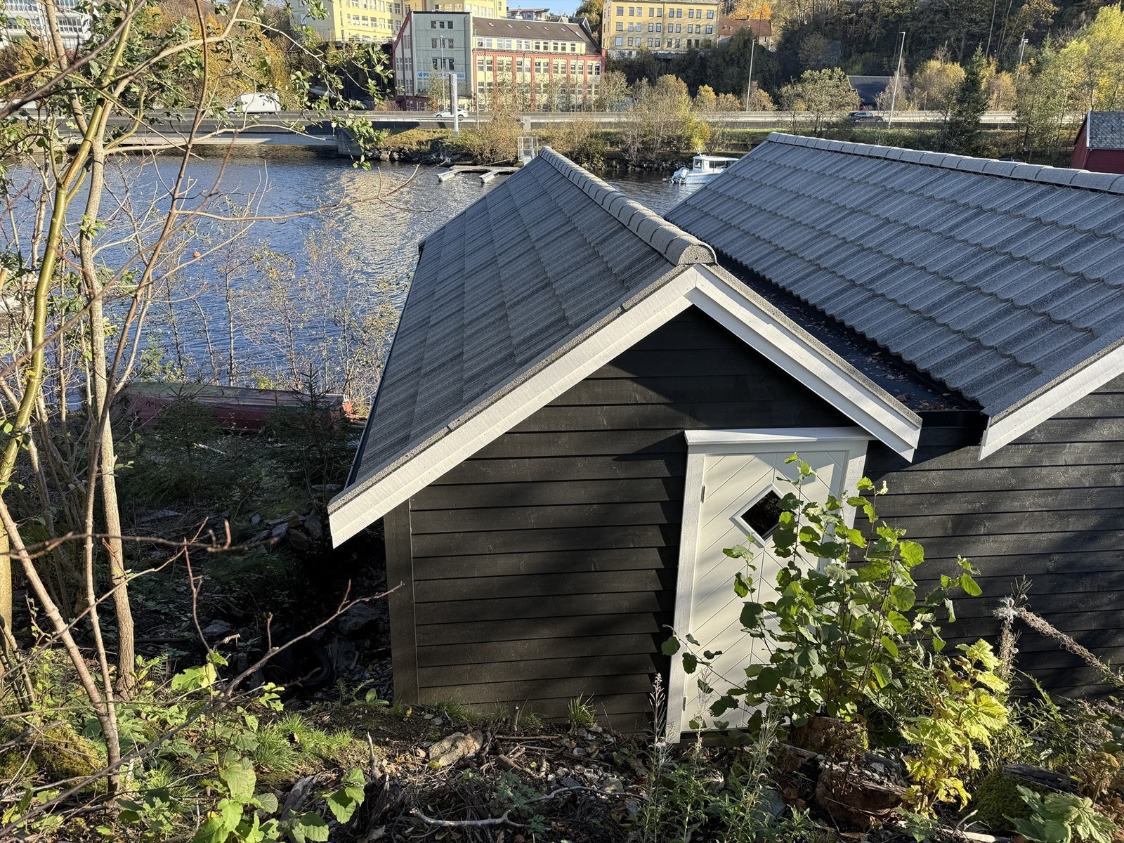 Inngang i bakkant. Galleribilde