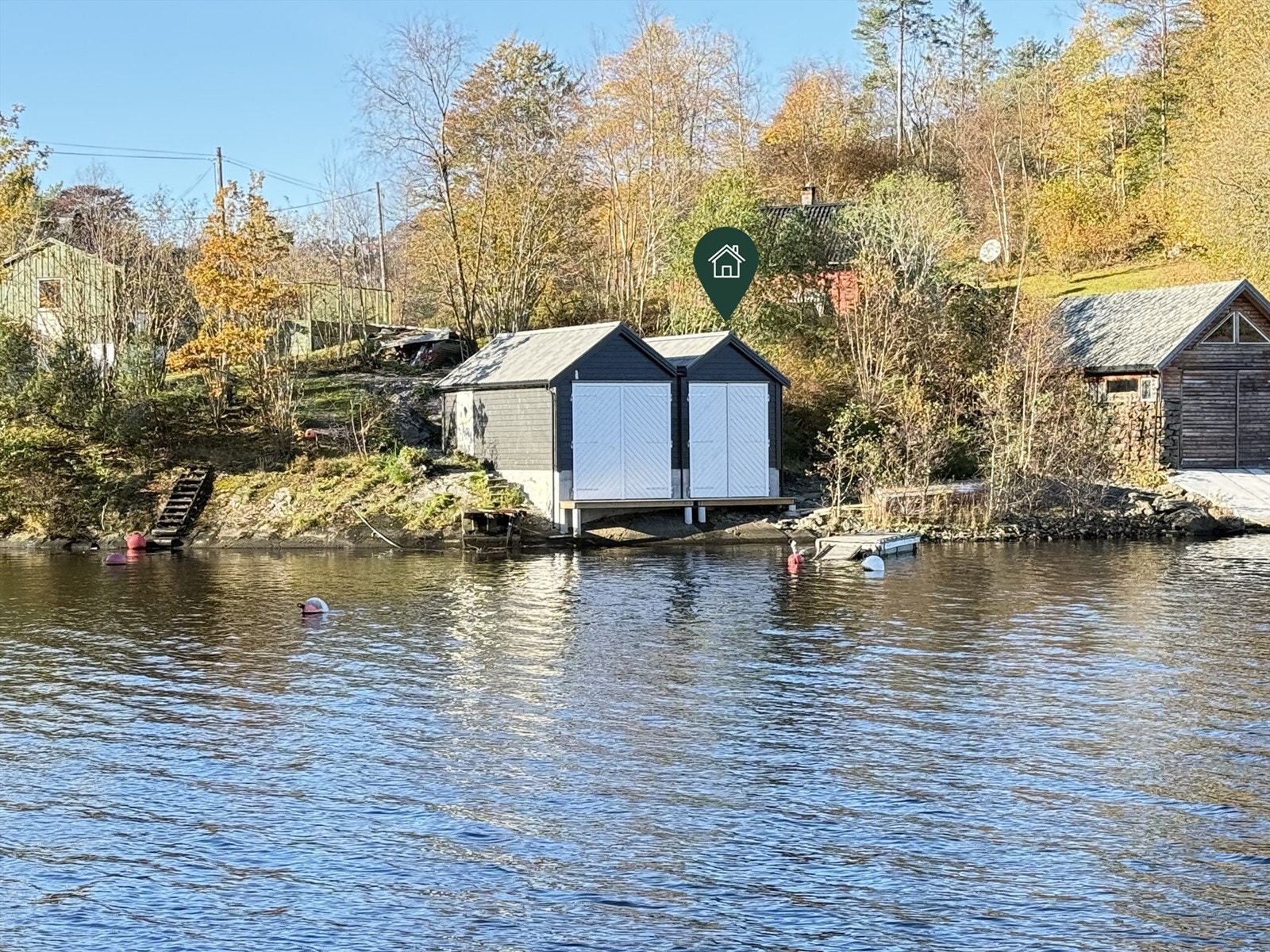 Nyoppført Naust i Nordåsvannet. Naustet til Høyre vi selger. Galleribilde