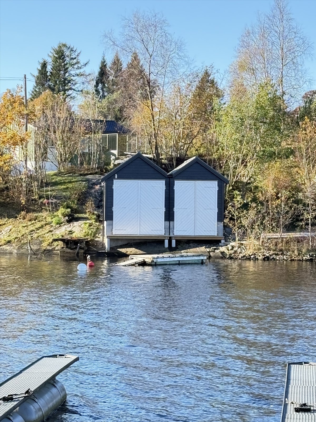 Nordåsvannet - den blikkstille perlen i hjertet av Bergen. Her møter du vakker vestlandsnatur, lune viker og et rikt fugleliv, bare minutter fra byens puls. Galleribilde