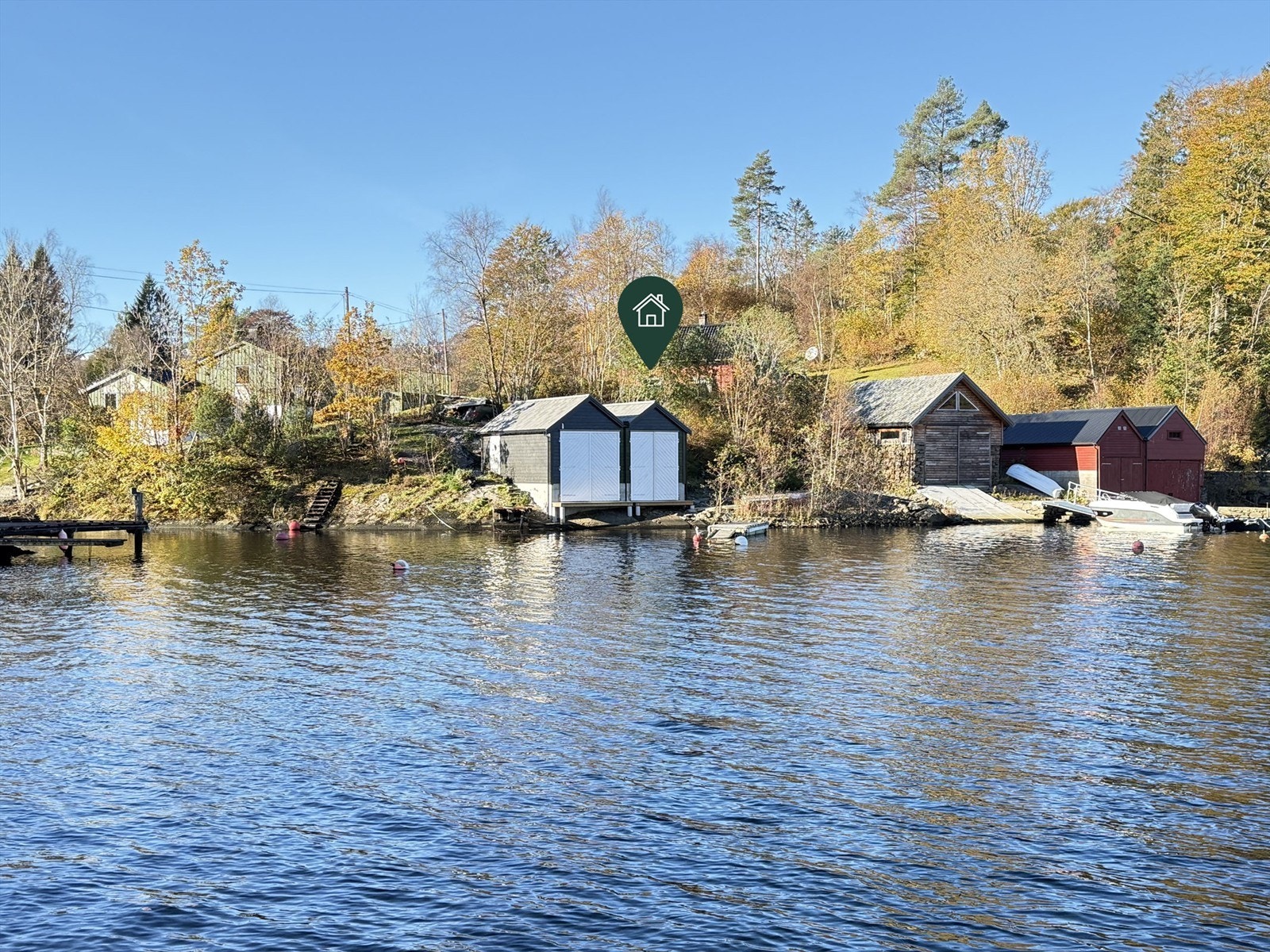 Naustet ligger meget fint til i idylliske Nordåsvannet. Skjermet beliggenhet. Galleribilde