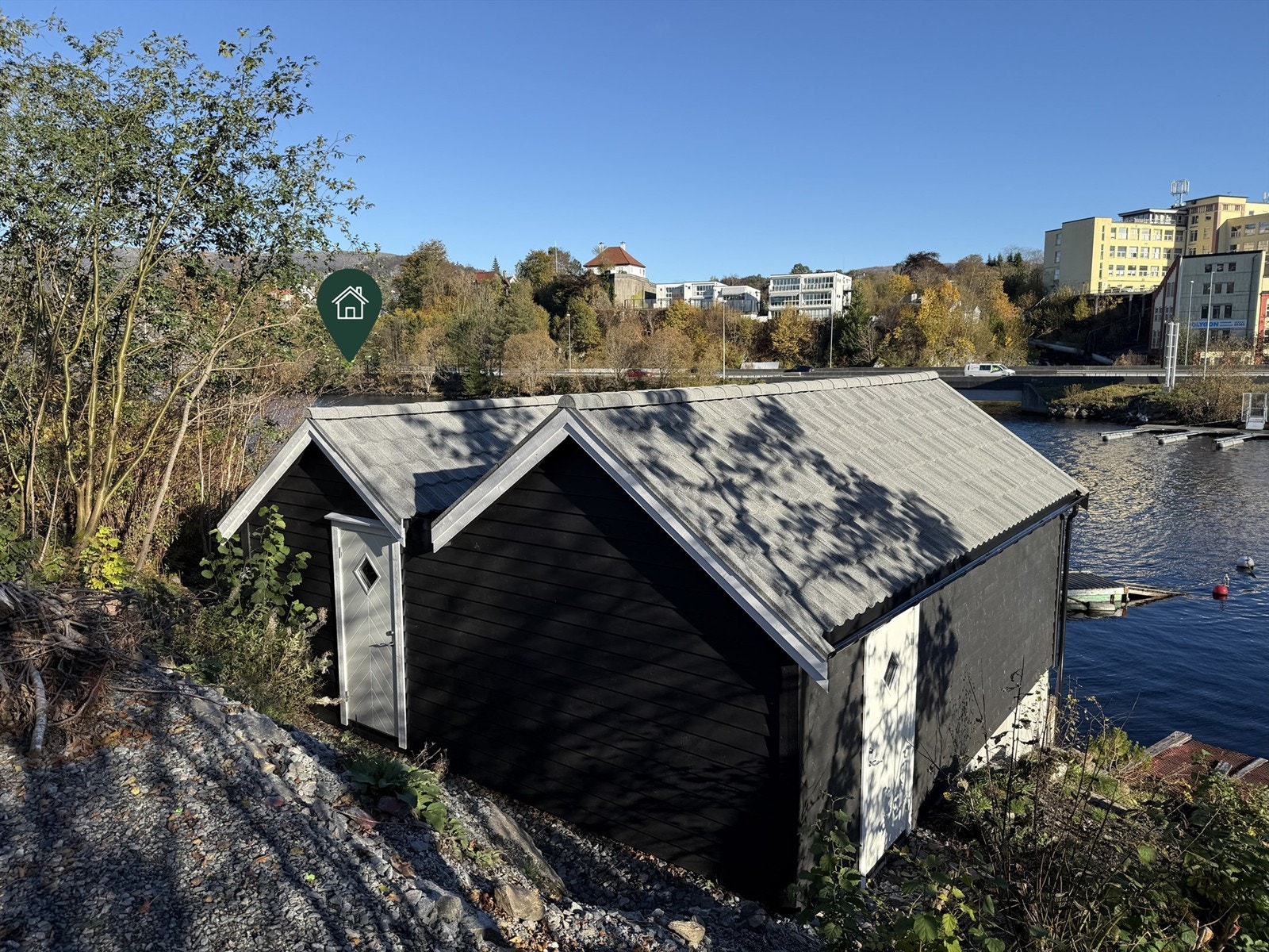 Gruset sti til inngangen. Galleribilde