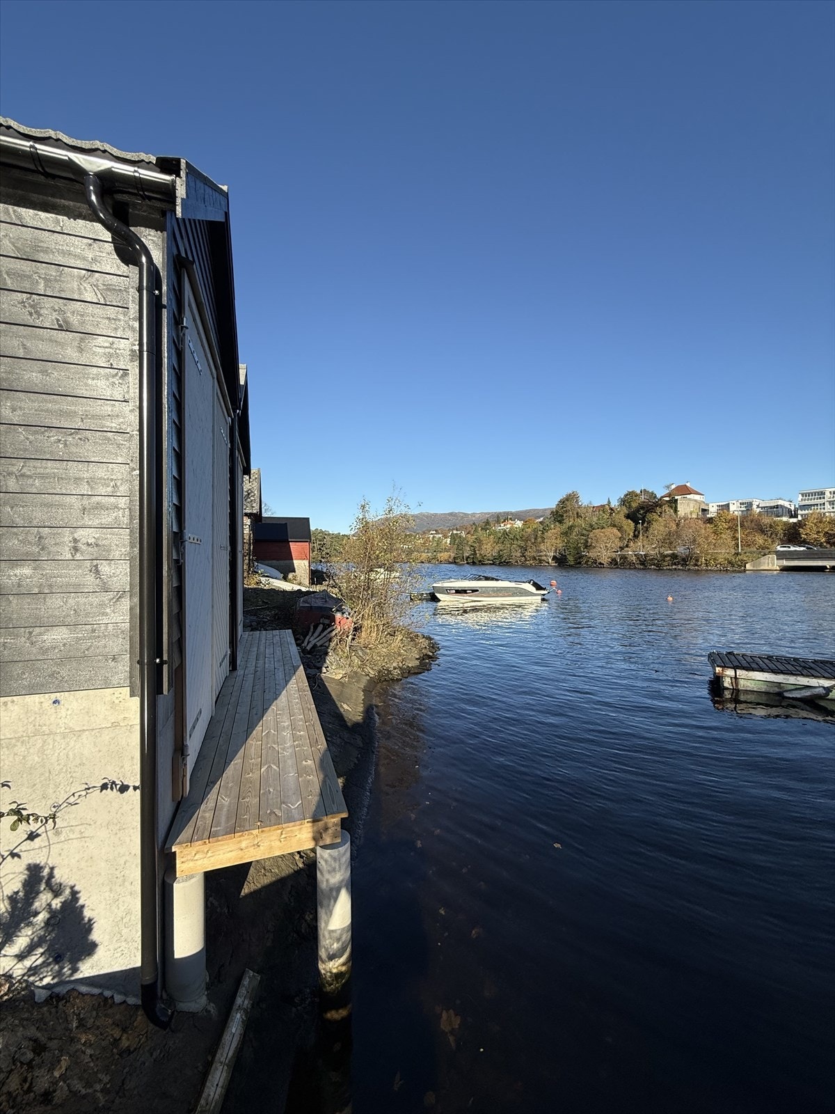Det er laget praktisk bryggekant foran naustet. Galleribilde