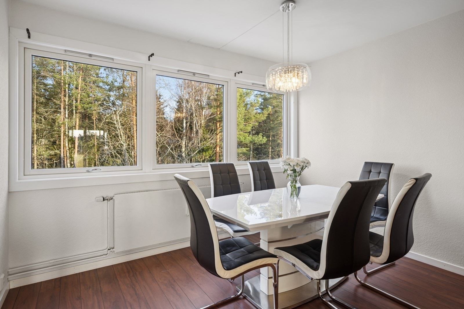 Hyggelig spisestueplass på kjøkkenet. Legg merke til den usjenerte beliggenheten mot et skogholt. Galleribilde