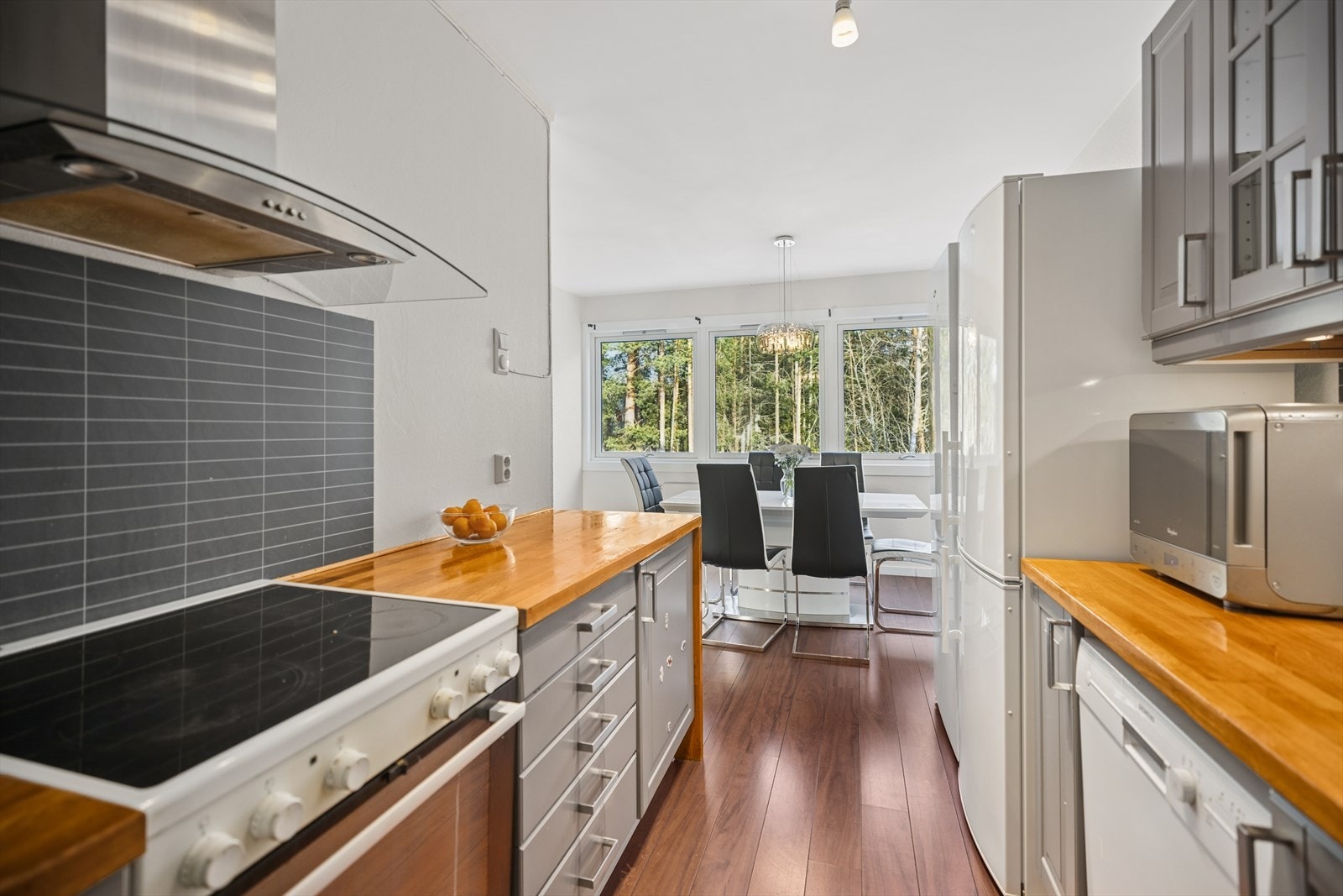 Kjøkkenet gir også mulighet for å dele av til et ekstra soverom der spiseplassen er og åpne en vegg mot stue for omgjøre til åpen stue/kjøkkenløsning. Galleribilde