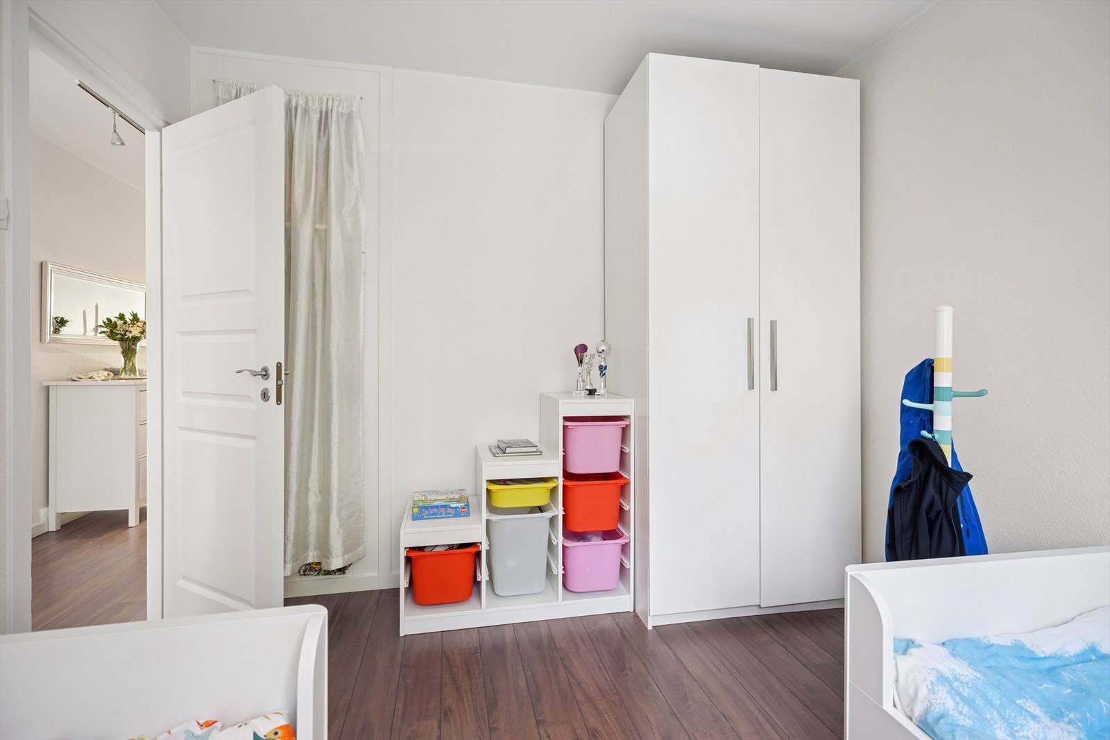 Soverom 2 har garderobenisje bak dør og et garderobeskap. Galleribilde