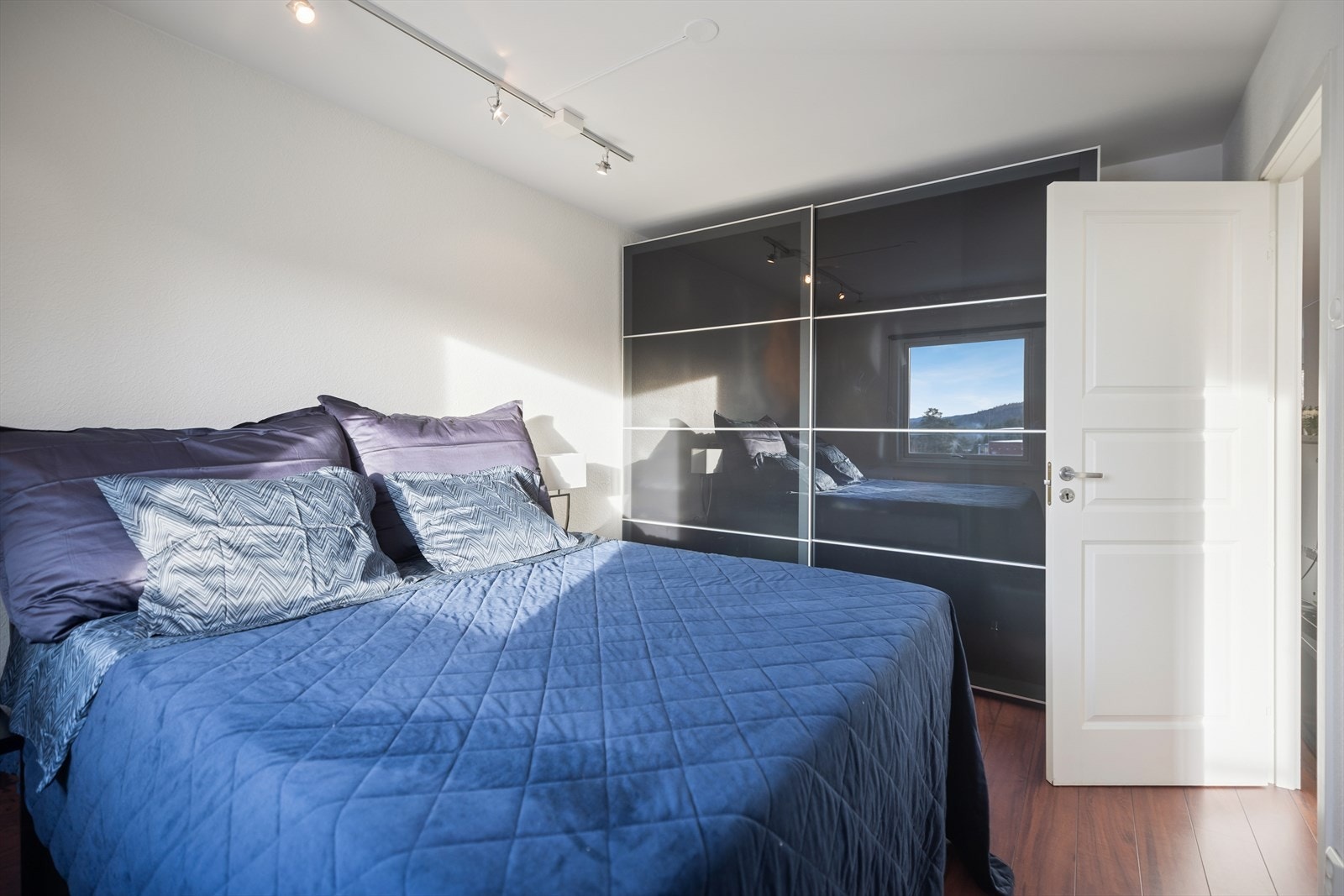 Soverommet har skyvedørsskap og god plass til dobbeltseng og øvrige soveromsmøbler. Galleribilde