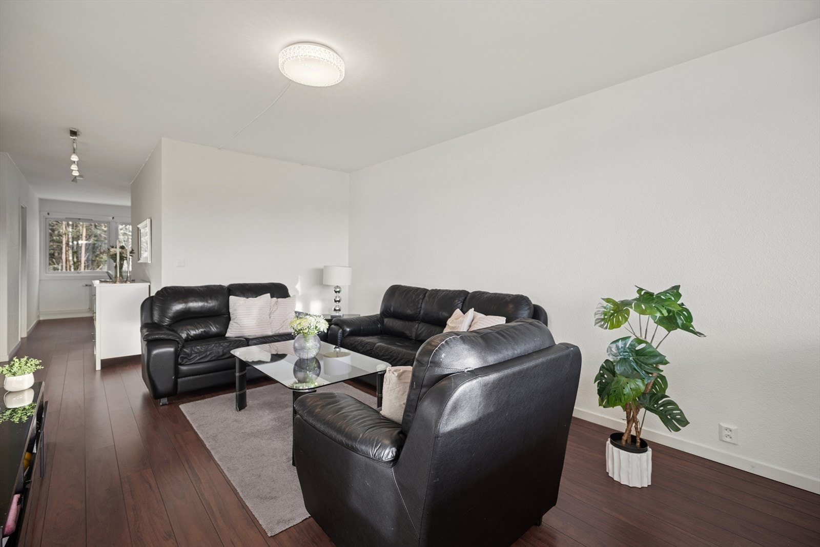 Det er mulig å lage åpen stue/kjøkkenløsning ved å fjerne deler av vegg mot kjøkkenet. Galleribilde