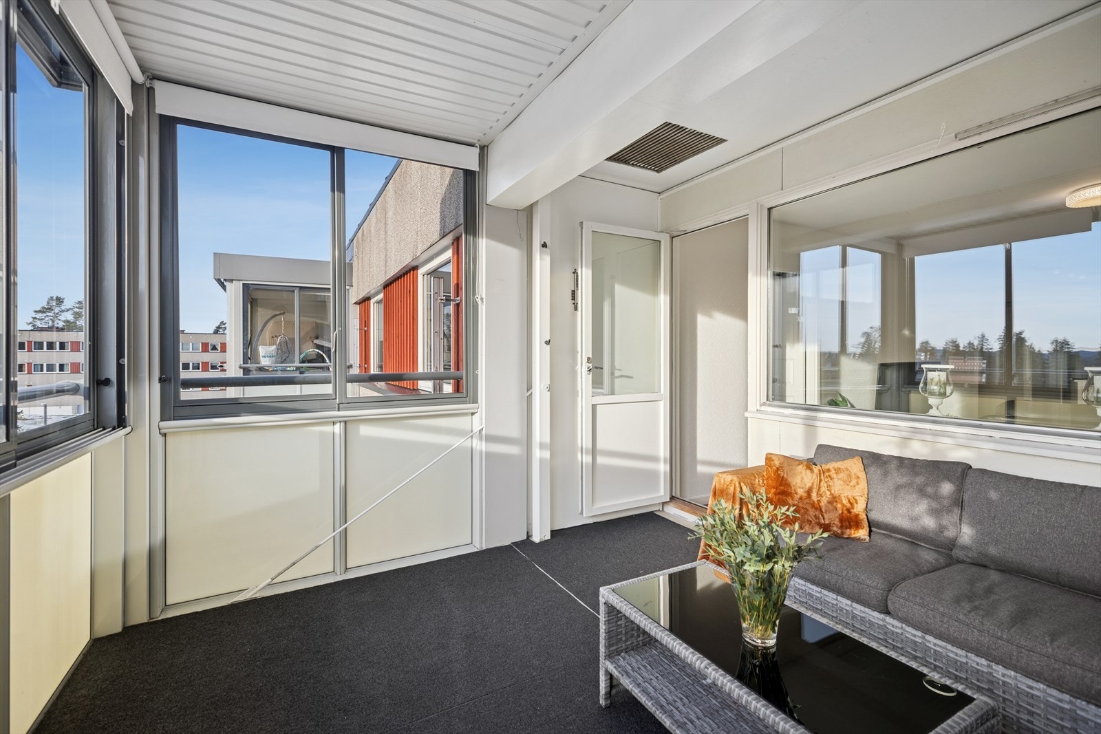 Balkongen vender mot syd, som sikrer gode solforhold store deler av dagen. Galleribilde