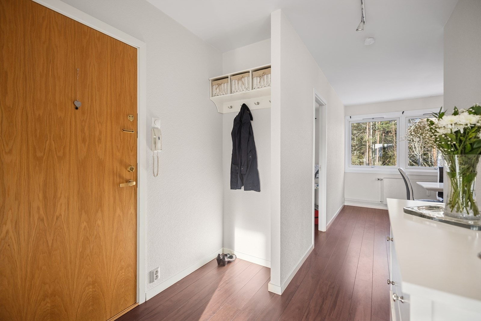 Garderobenisje til oppheng av yttertøy. Galleribilde