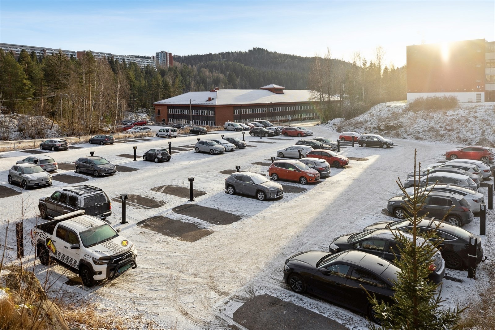 Leiligheten disponerer en fast p-plass. Det er mulighet for avtale om elbil-lading, se mer info i salgsoppgaven. Galleribilde