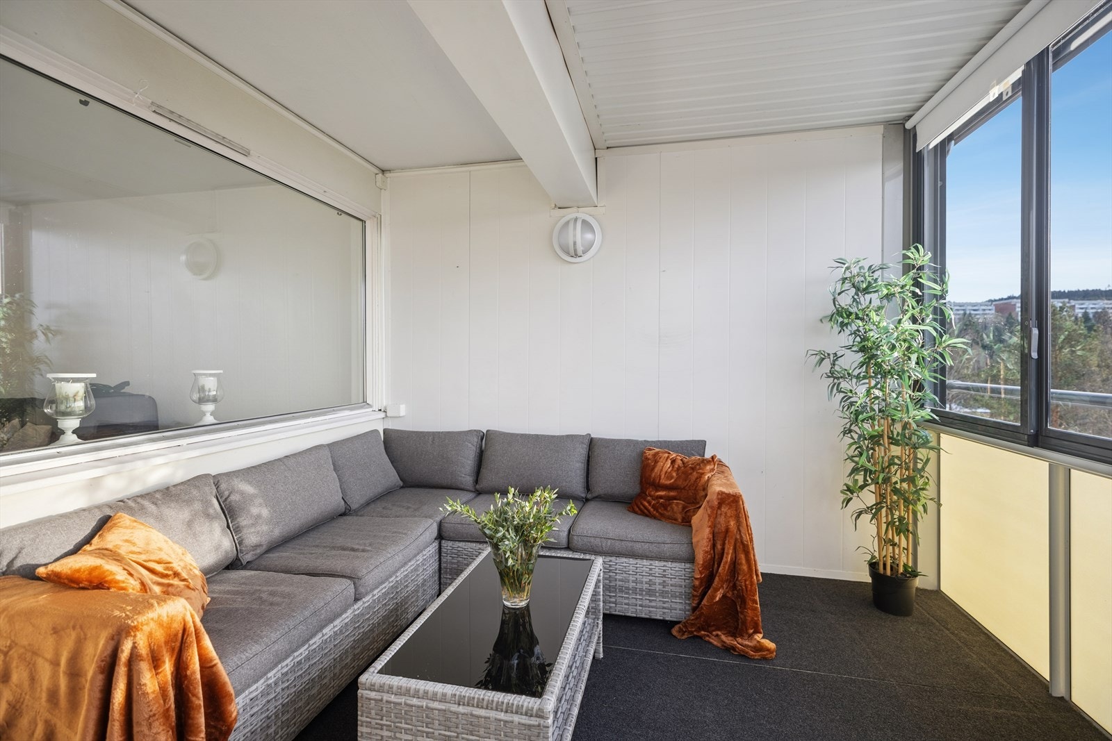 Balkongen er en fin forlengelse av stuen og her kan du ha utemøblene stående hele året. Galleribilde