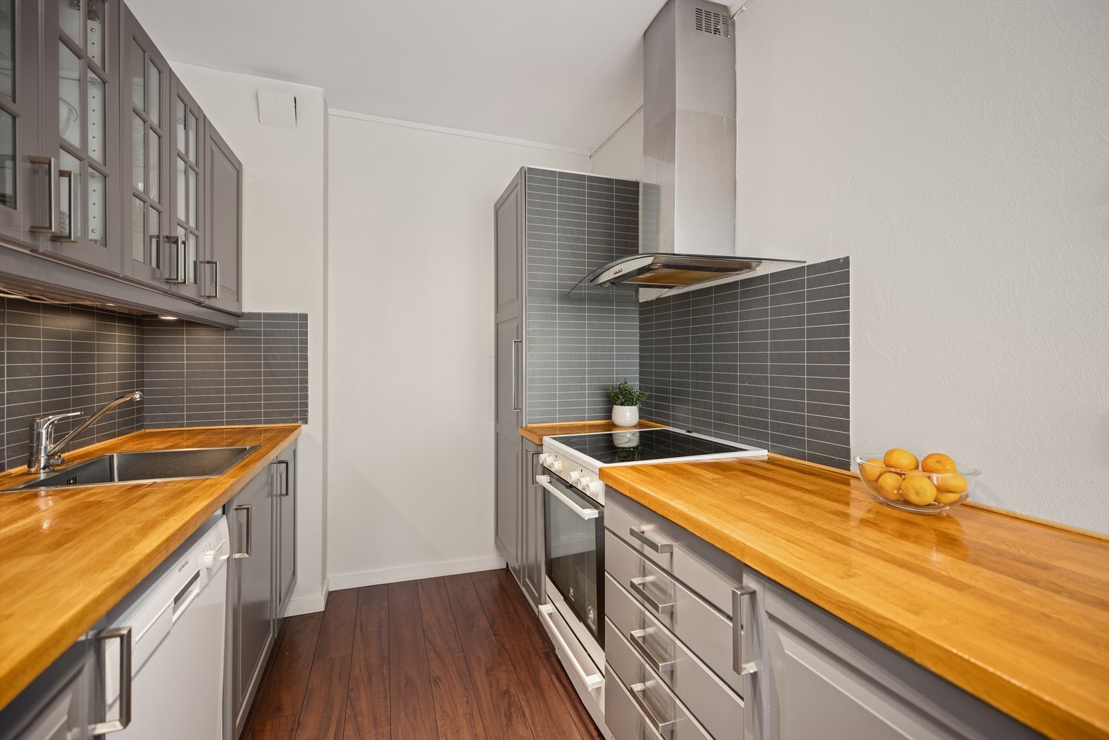 Kjøkken fra IKEA med malte, profilerte fronter og heltre benkeplate. Galleribilde