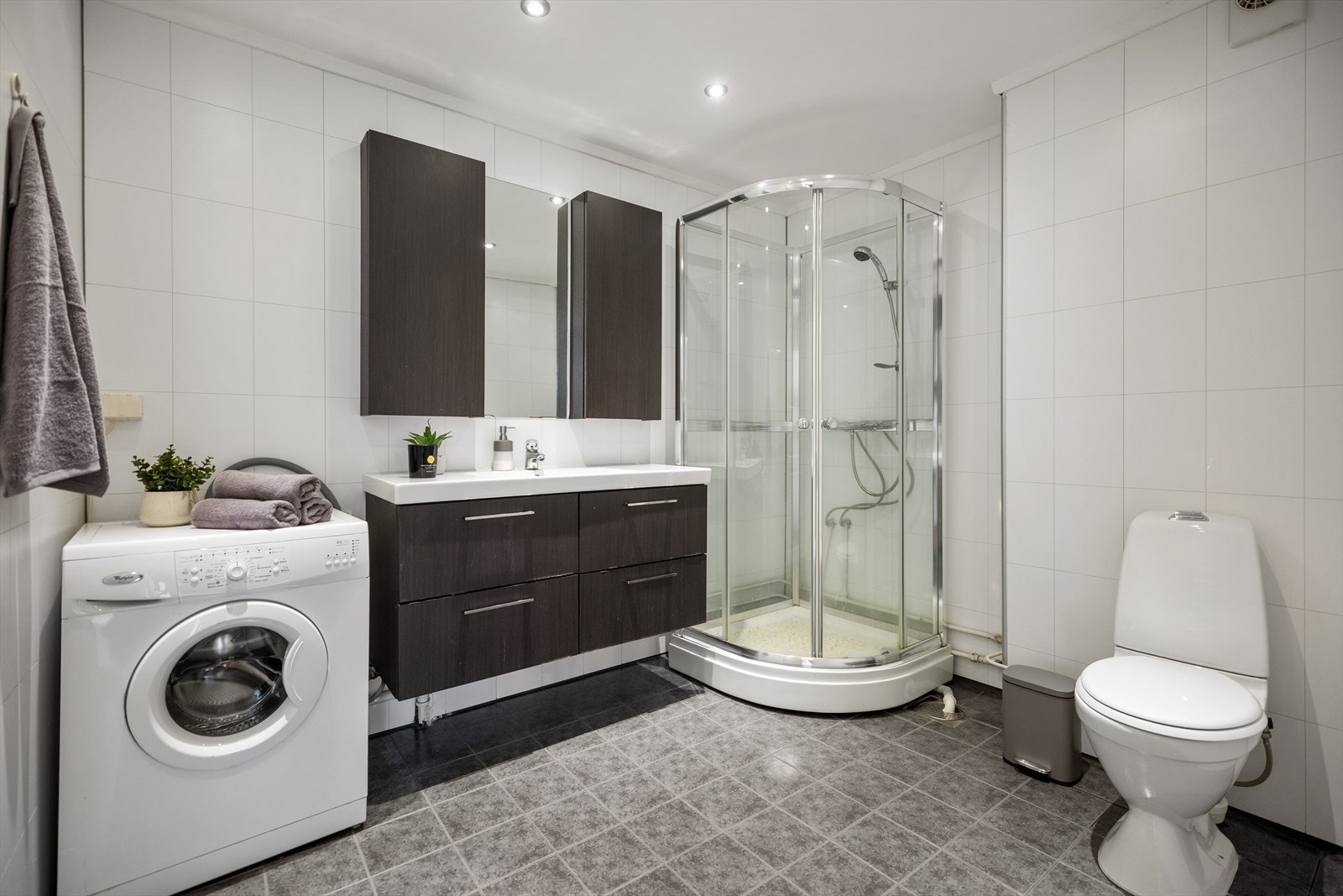 Badet er romslig og praktisk innredet. Galleribilde