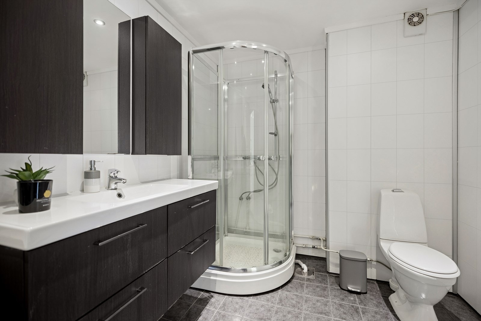 Badet ble fornyet av forrige eier i 2013 med nye fliser, baderomsplater på vegger og baderomsinnredning. Galleribilde