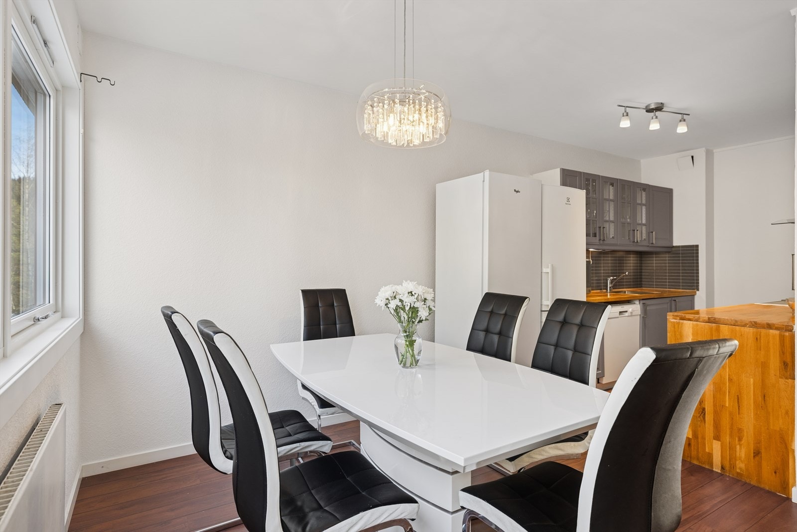 Kjøkkenet er romslig med god plass til et generøst spisebord. Galleribilde