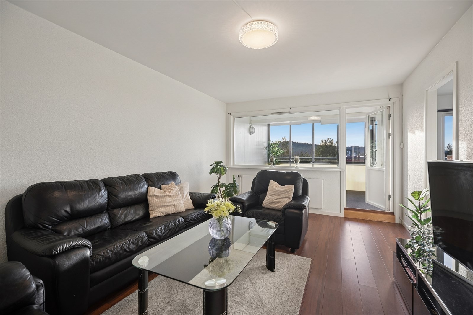 Det er store vindusflater og utgang til innglasset balkong som er en fin forlengelse av stue. Galleribilde