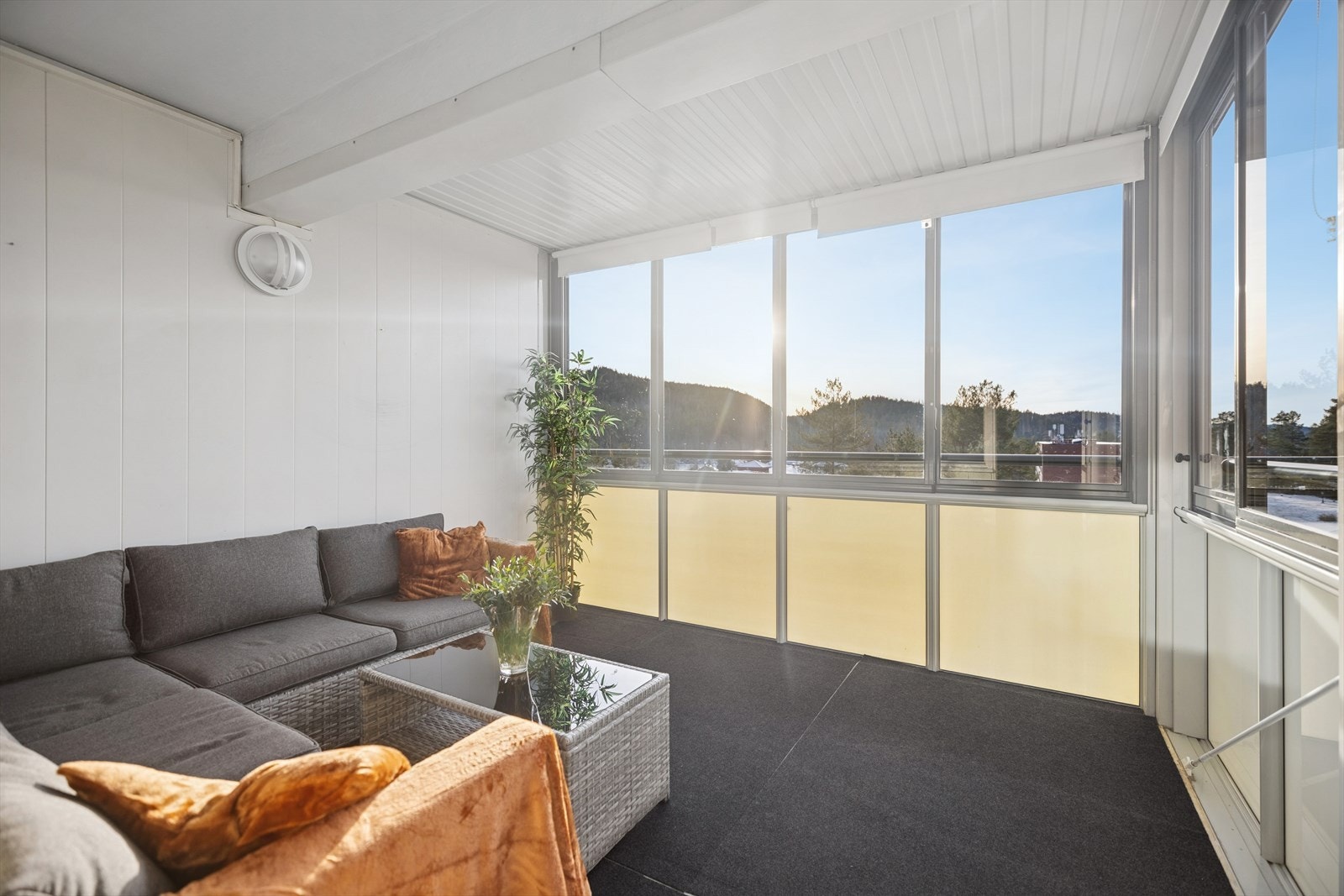 En deilig, innglasset balkong på ca. 11 kvm, med usjenert og solrik beliggenhet. Galleribilde