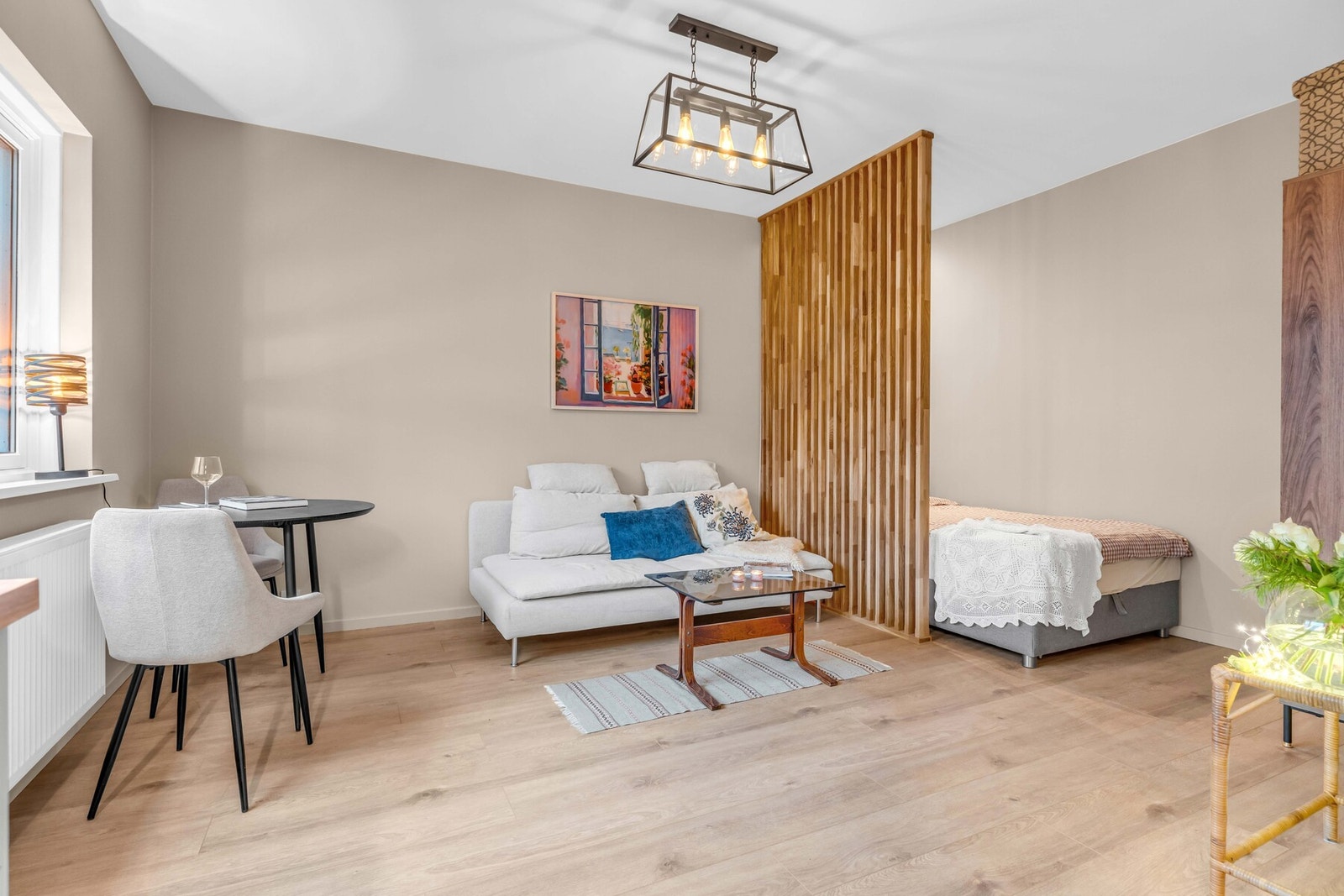 Gulvoverflater består av 1-stav laminat. Galleribilde