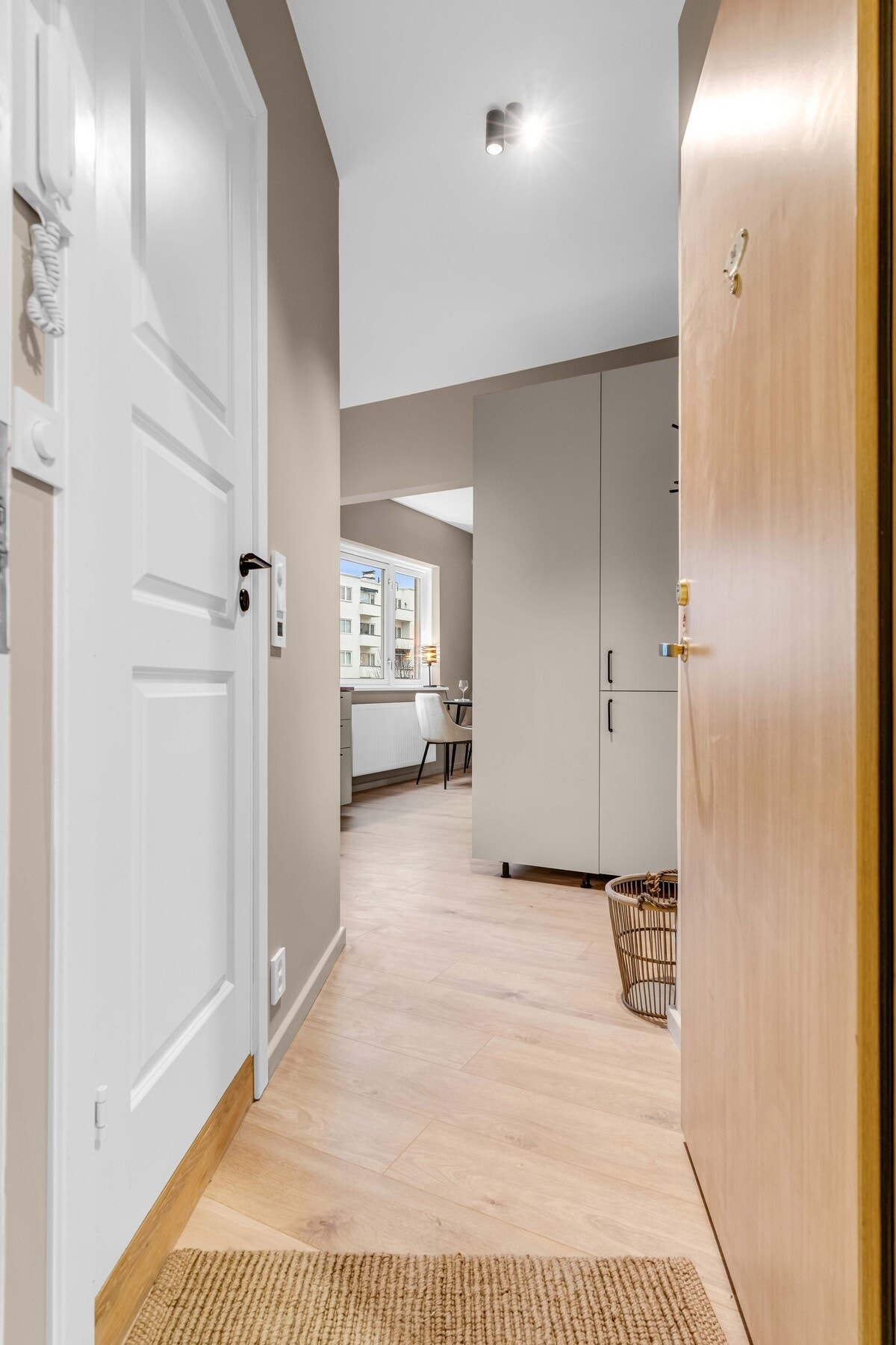 Romslig skapinnredning sikrer gode oppbevaringsmuligheter. Galleribilde