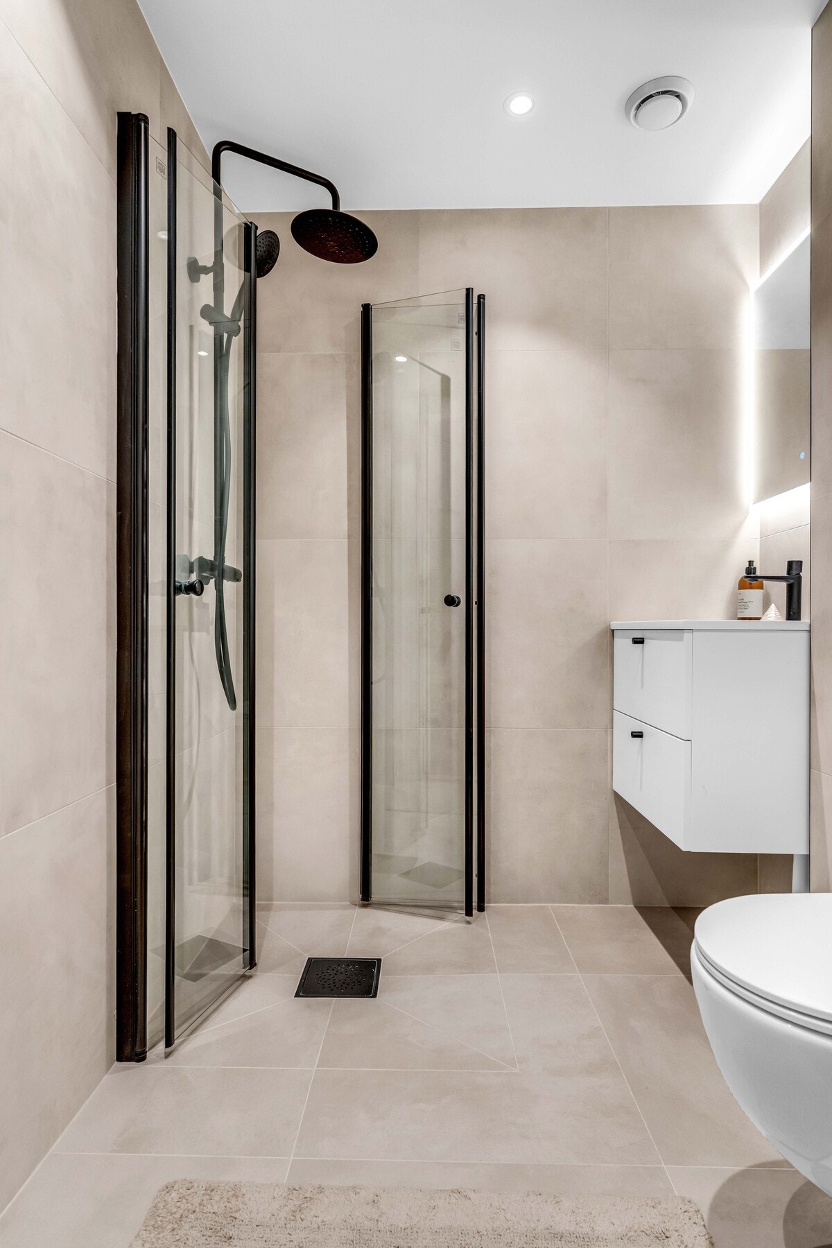 Varmekabler i gulvet. Regnfallsdusj og moderne fargevalg. Galleribilde