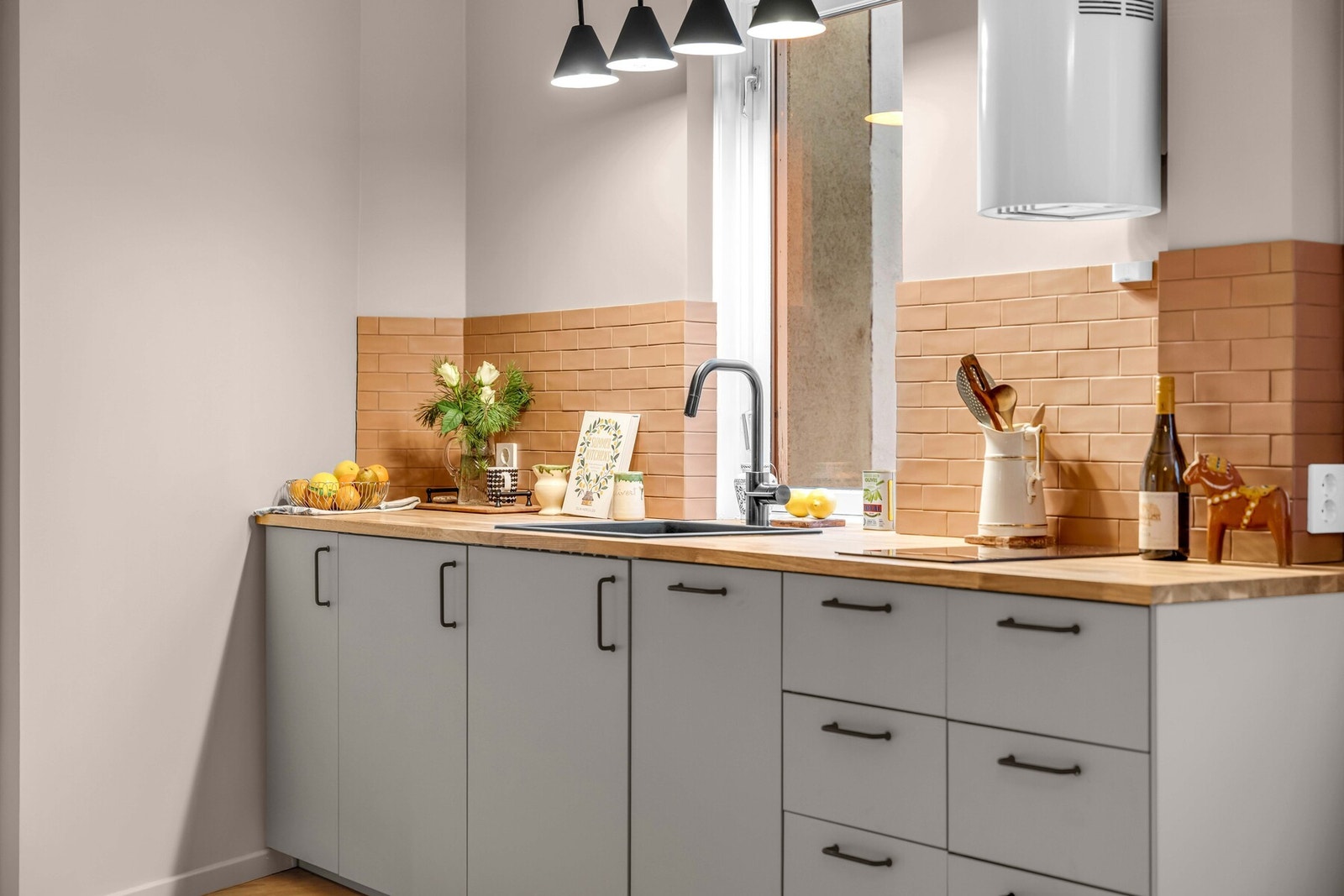 Røropplegg og skap for vaskemaskin på kjøkkenet. Borettslaget har også fellesvaskeri. Galleribilde