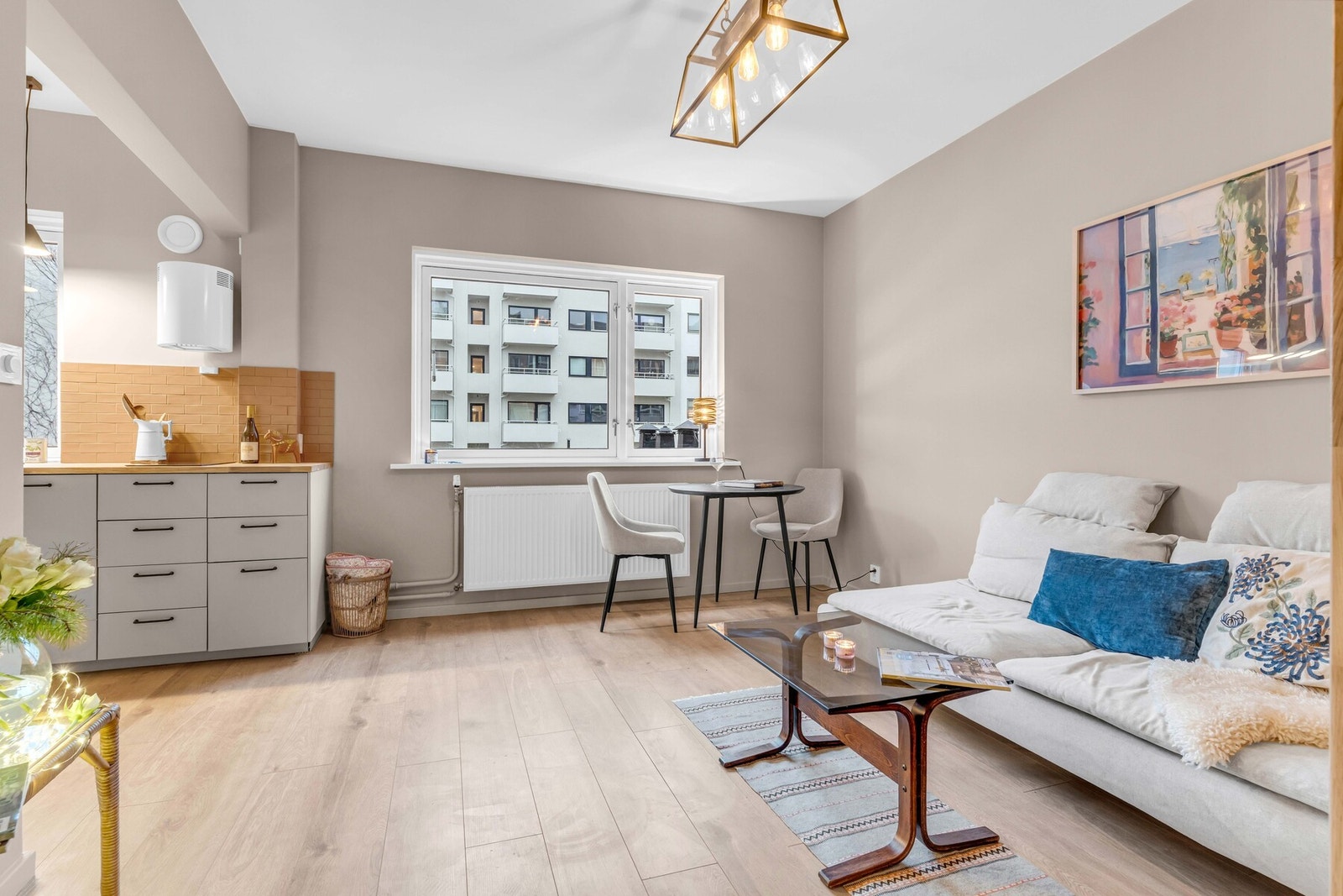 Leiligheten har en smart utnyttelse av arealet, og fremstår som praktisk og romslig. Galleribilde