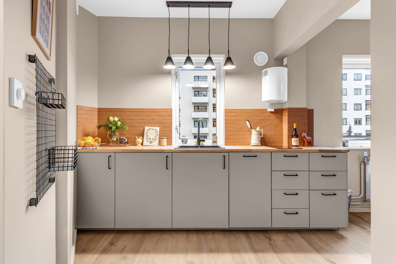 Lekkert kjøkken fra 2025 med integrerte hvitevarer og heltre benkeplate! Galleribilde