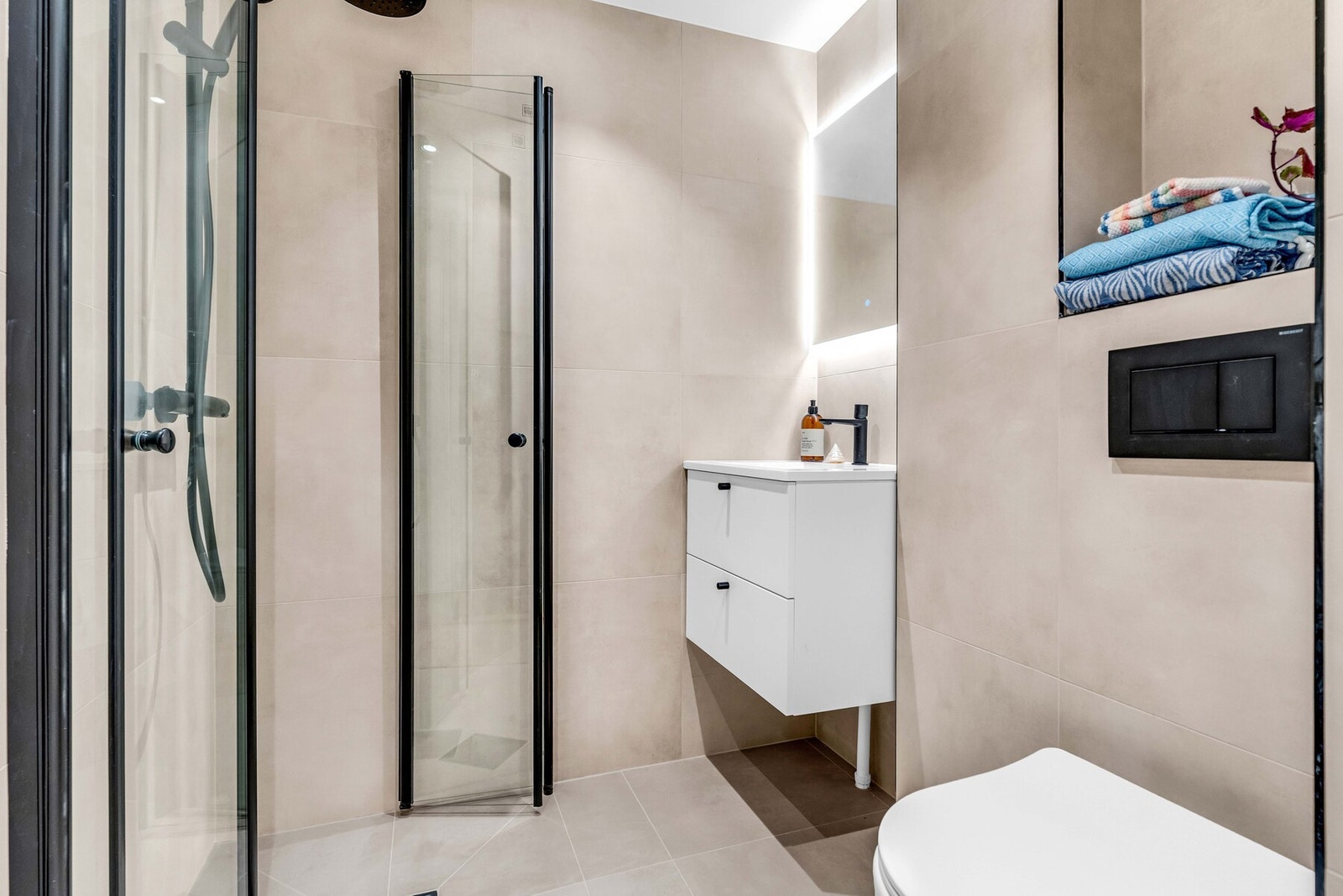 Helfliset bad - renovert i 2025 av fagfolk. Det foreligger dokumentasjon. Røropplegg og skap for vaskemaskin på kjøkkenet. Galleribilde