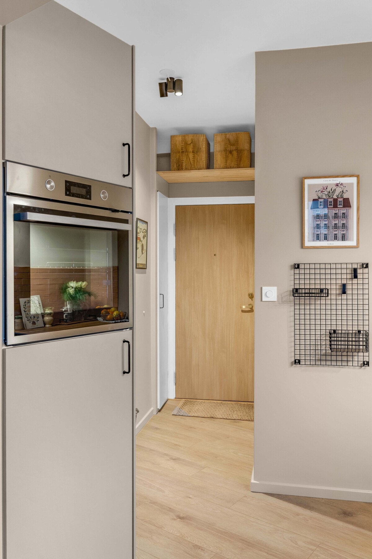 Integrerte hvitevarer medfølger: Stekeovn i separat innredning, nedfelt Induksjonstopp, oppvaskmaskin og kjøleskap. Galleribilde