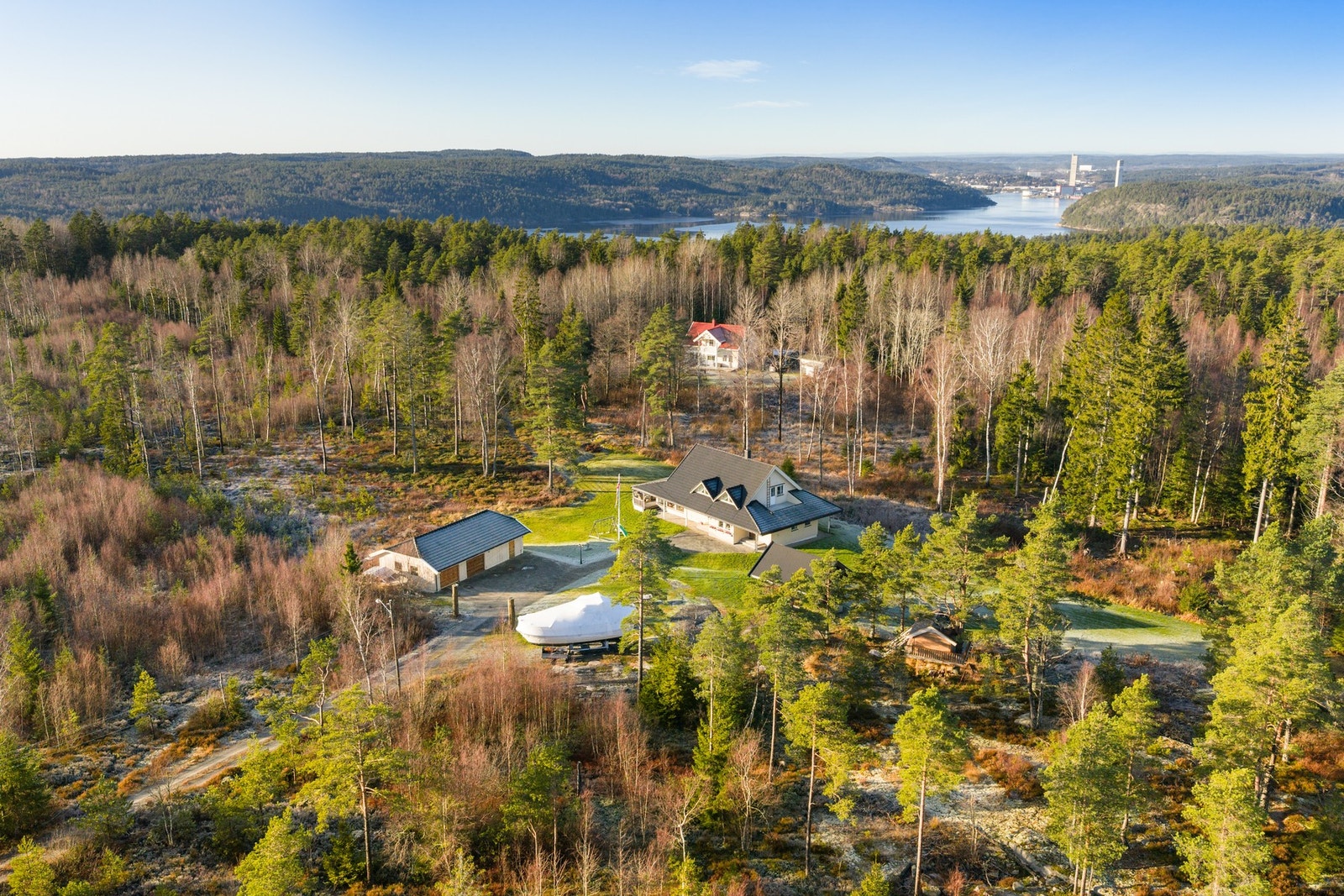 Eiendommen ligger i landlige omgivelser, men likevel med sentral avstand til Halden
sentrum (ca.3.5 km. til sydsiden). Galleribilde