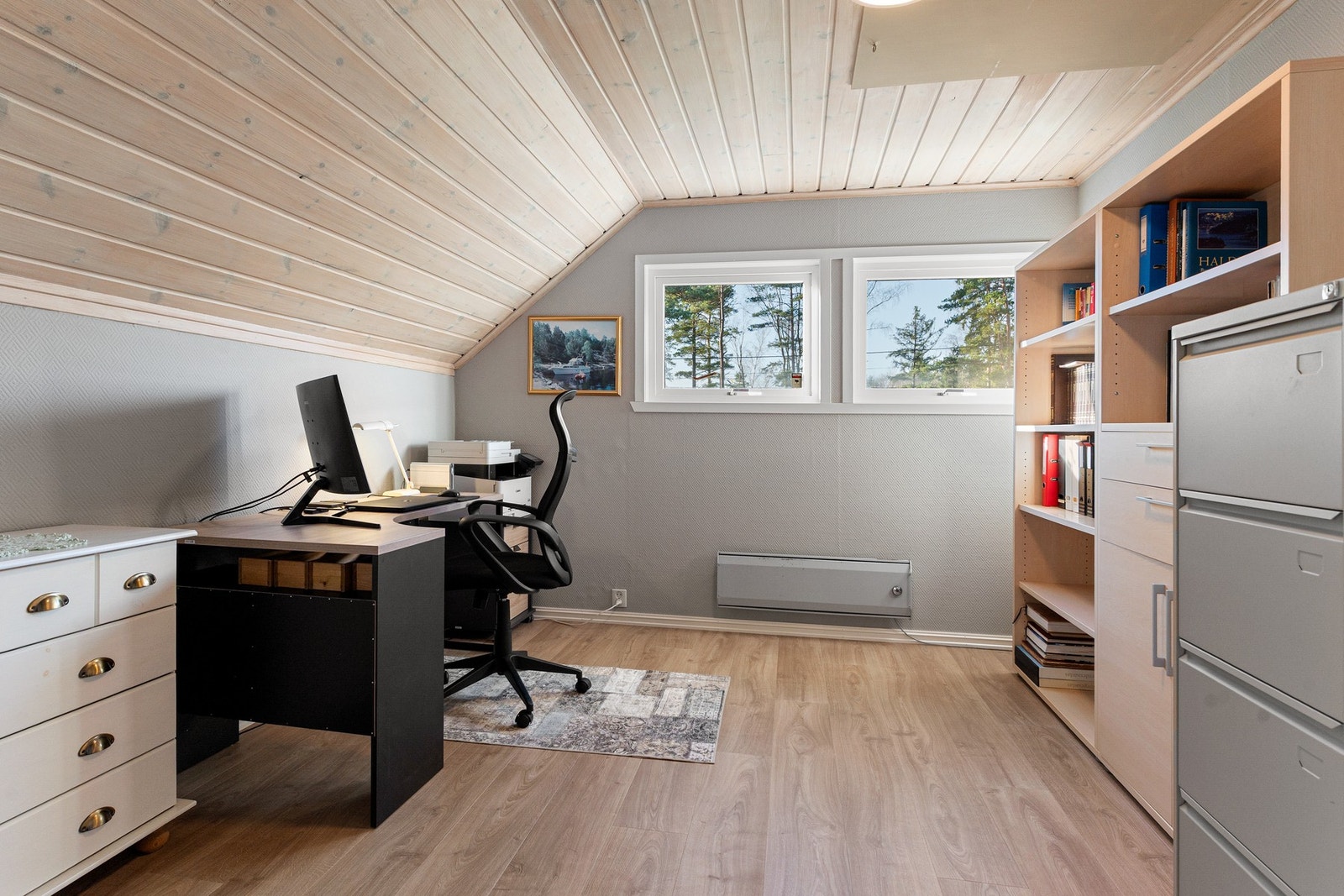 I 2025 ble to av soverommene i 2. etasje pusset opp, utført som egeninnsats. Galleribilde