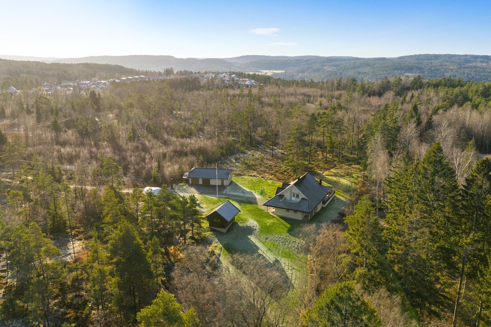 Her bor du tett på skogen med fantastiske turmuligheter i Hovsfjellet. Galleribilde