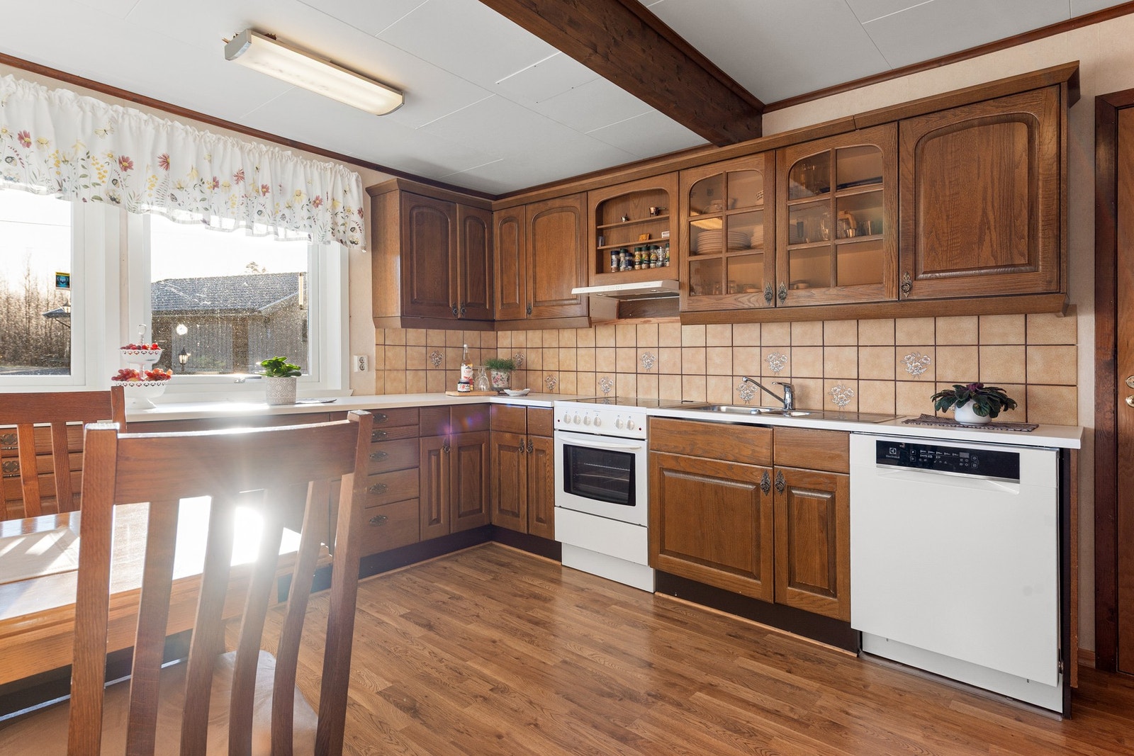 Oppvaskkum i stål med 1-greps blandebatteri. Frittstående hvitevarer. Galleribilde