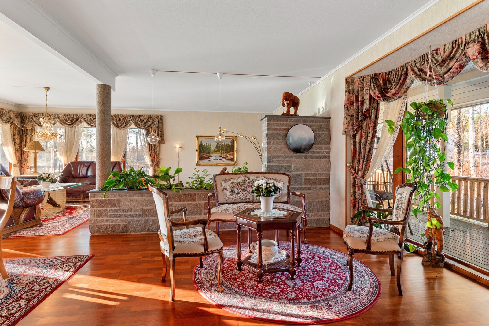 Boligen har flere naturlige soner hvor man enkelt kan møblere med salong, TV-møblement og spisestue, alt etter eget ønske. Galleribilde