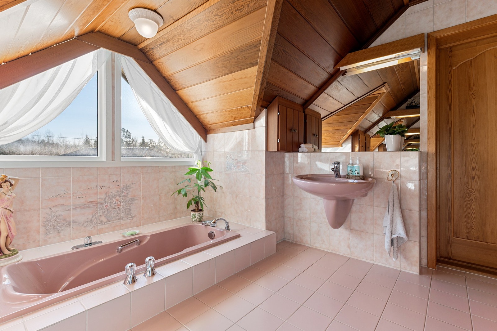 Baderom i 2. etasje. Det er to servanter i porselen med 1-greps blandebatteri, speil og belysning over. Galleribilde