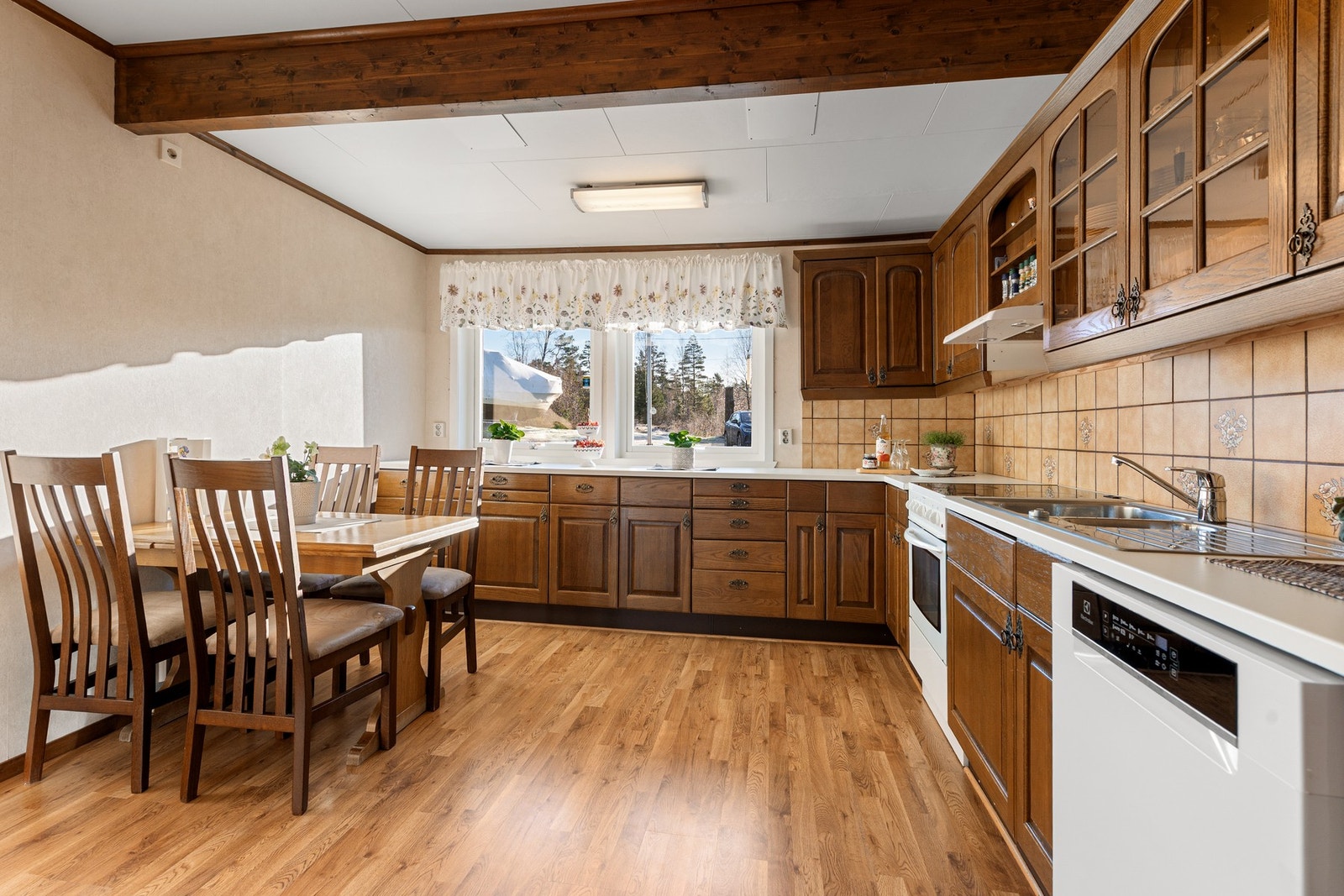 Romslig og funksjonelt kjøkken. Galleribilde