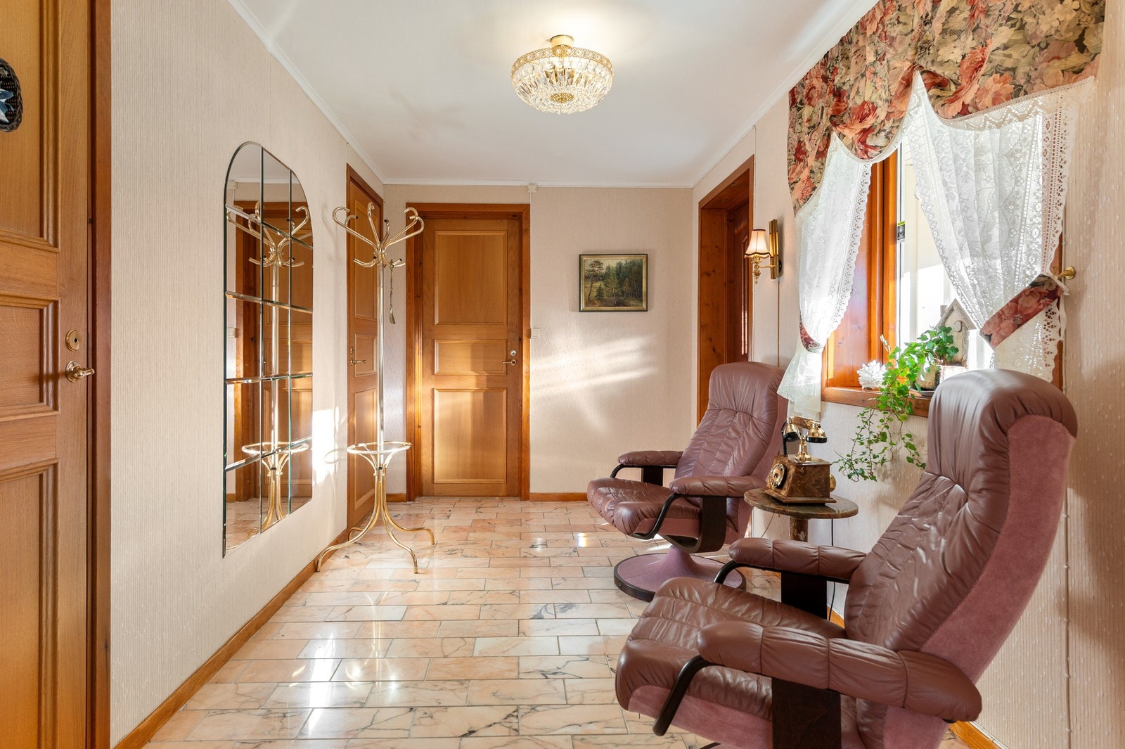 Romslig entré. Galleribilde