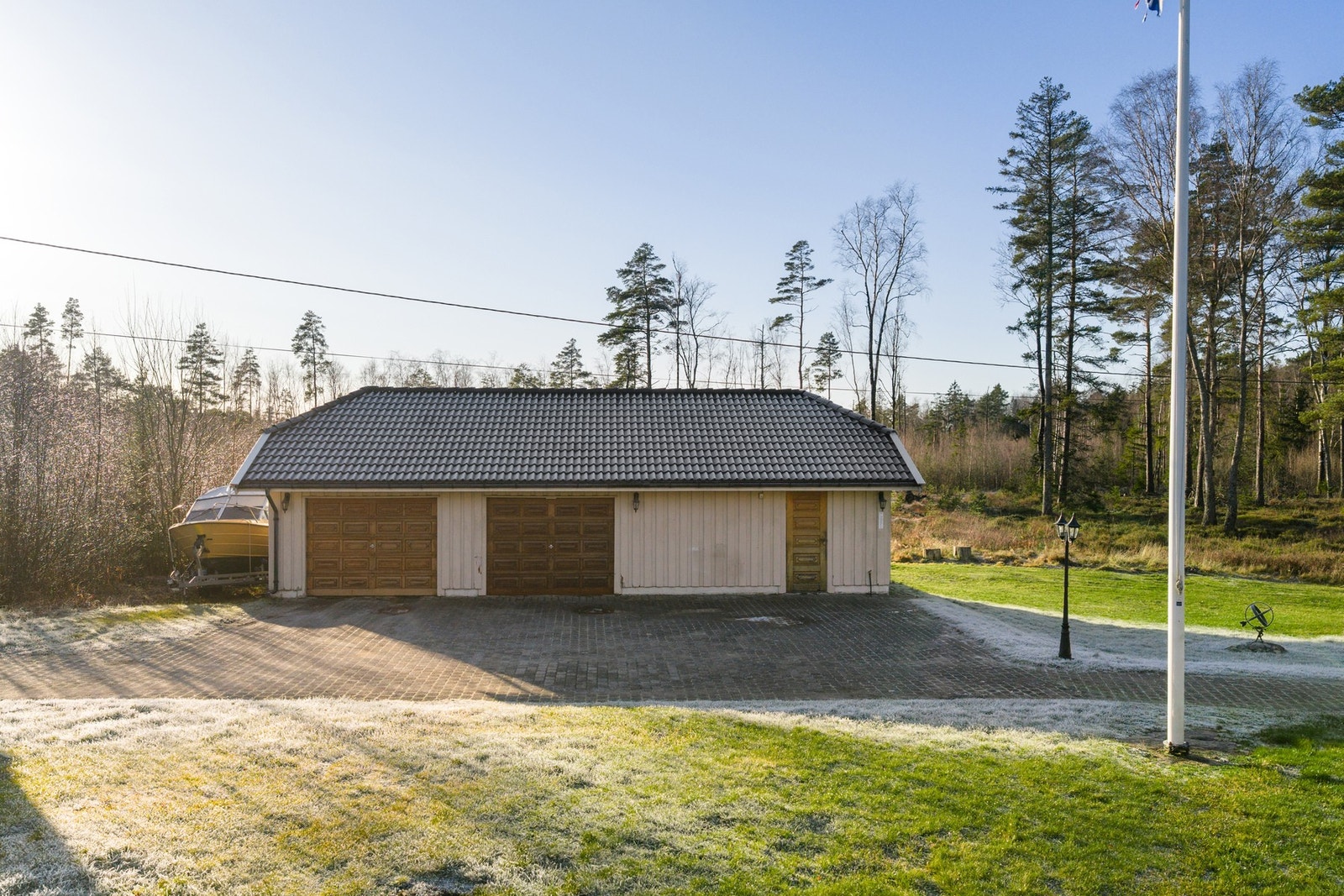 Dobbel garasje med to porter. Garasjen har også et hobbyrom. Det er innlagt strøm. Galleribilde